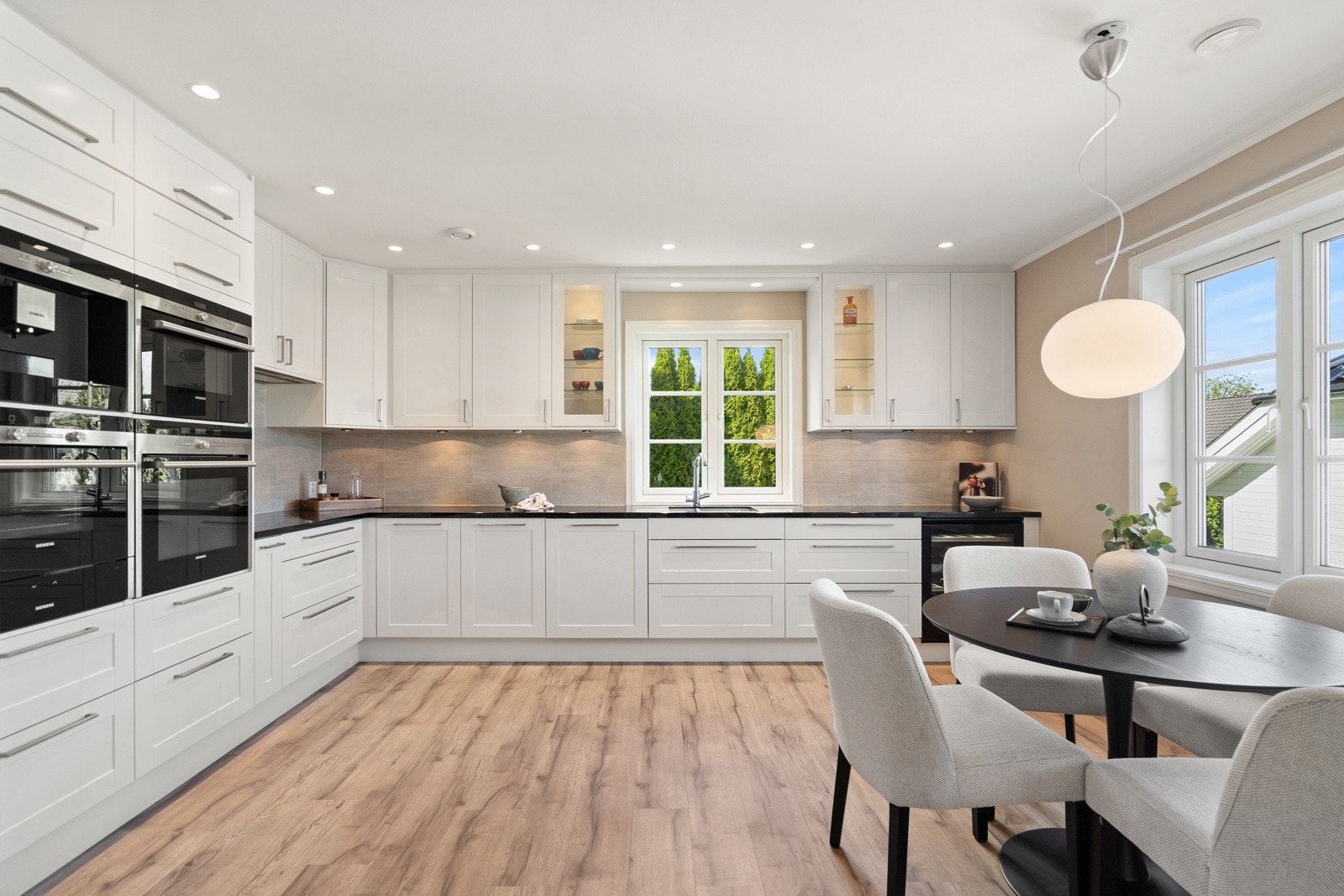 Fin plass til stort spisebord på kjøkkenet Galleribilde