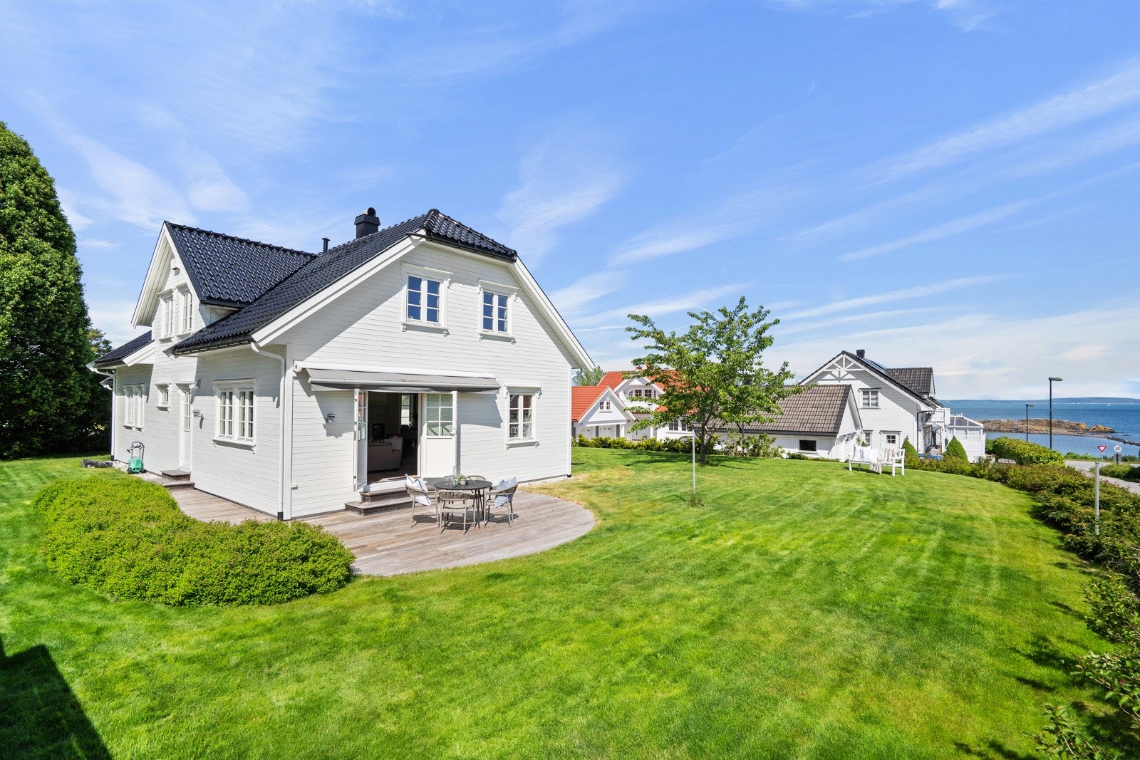 Huset er nylig malt utvendig, og har glassert takstein for varig og enkelt vedlikehold Galleribilde