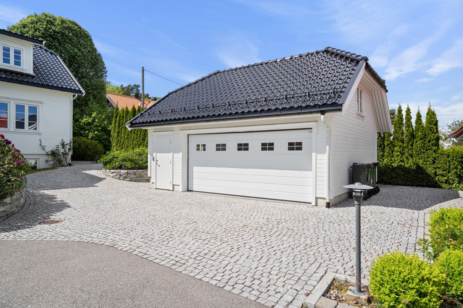 Litt sørlands-stemning med klassisk brostein på eiendommen - enormt varig og solid! Galleribilde