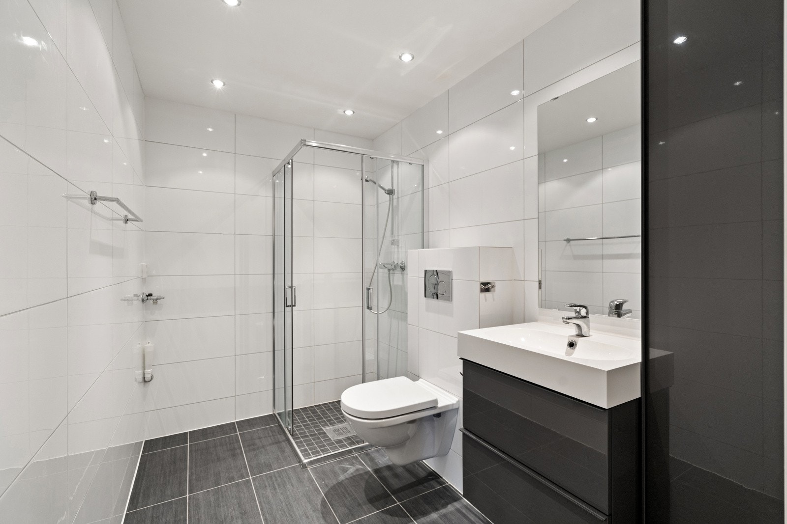 Flott baderom med opplegg til vaskemaskin. Galleribilde