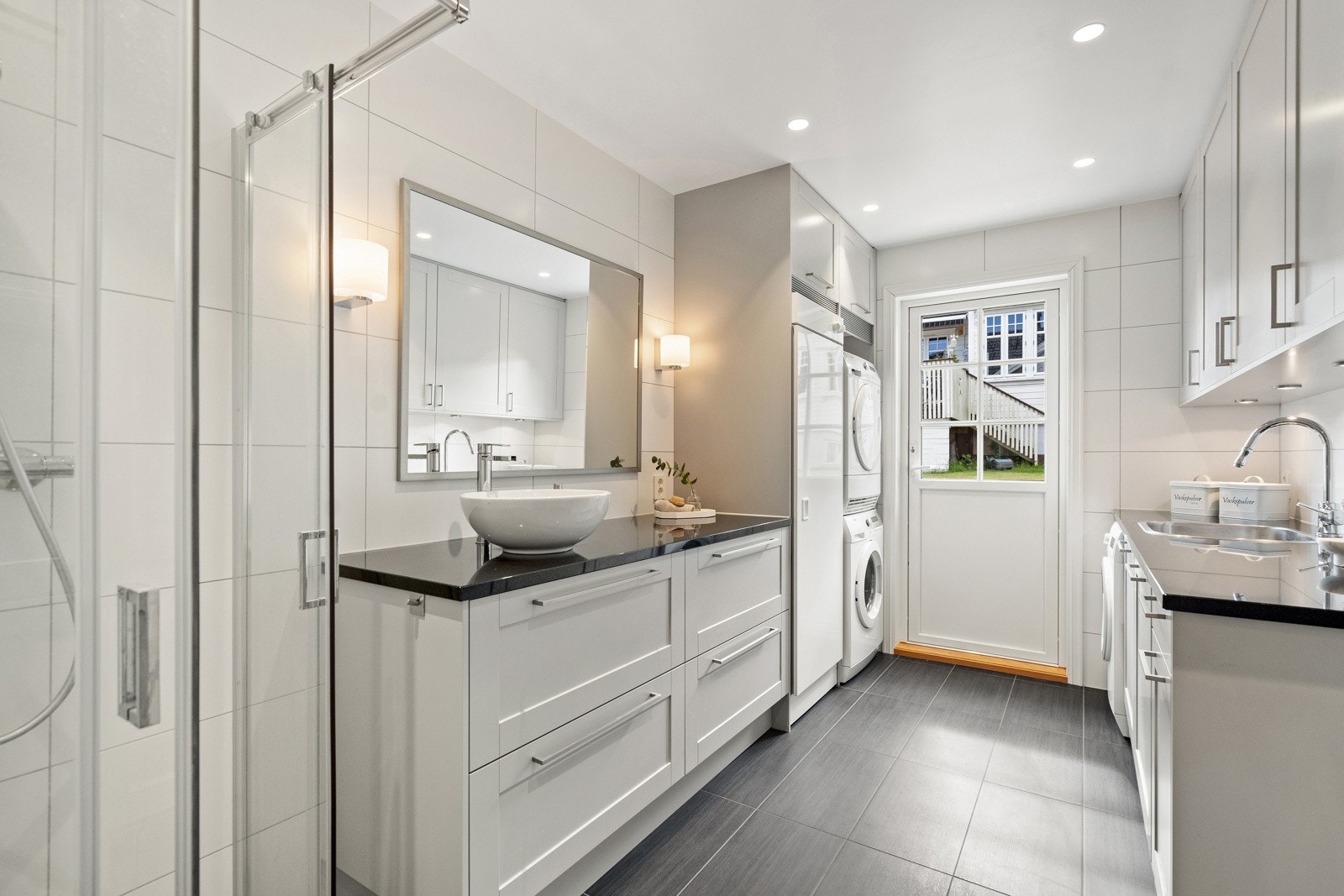 Lekkert og delikat bad/vaskerom i hovedetasjen - stor og påkostet innredning med steinplater også her Galleribilde