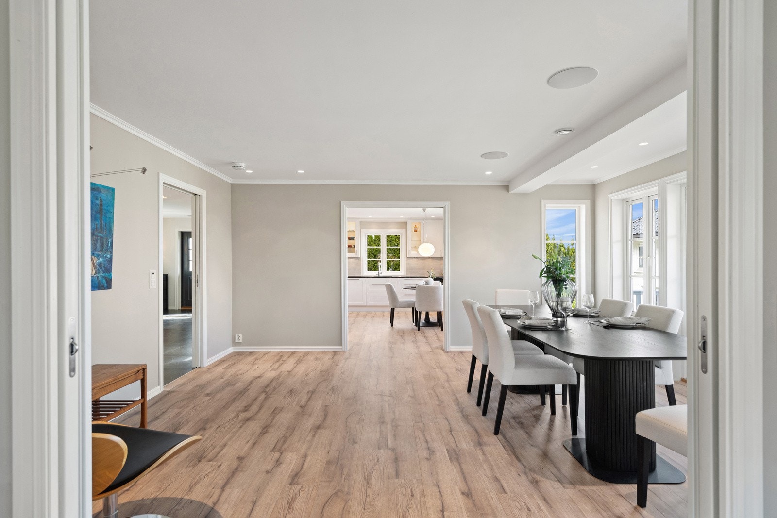 Videre innover i spisestua (merk vannbåren varme i alle gulv) med flott utsyn og utsikt Galleribilde