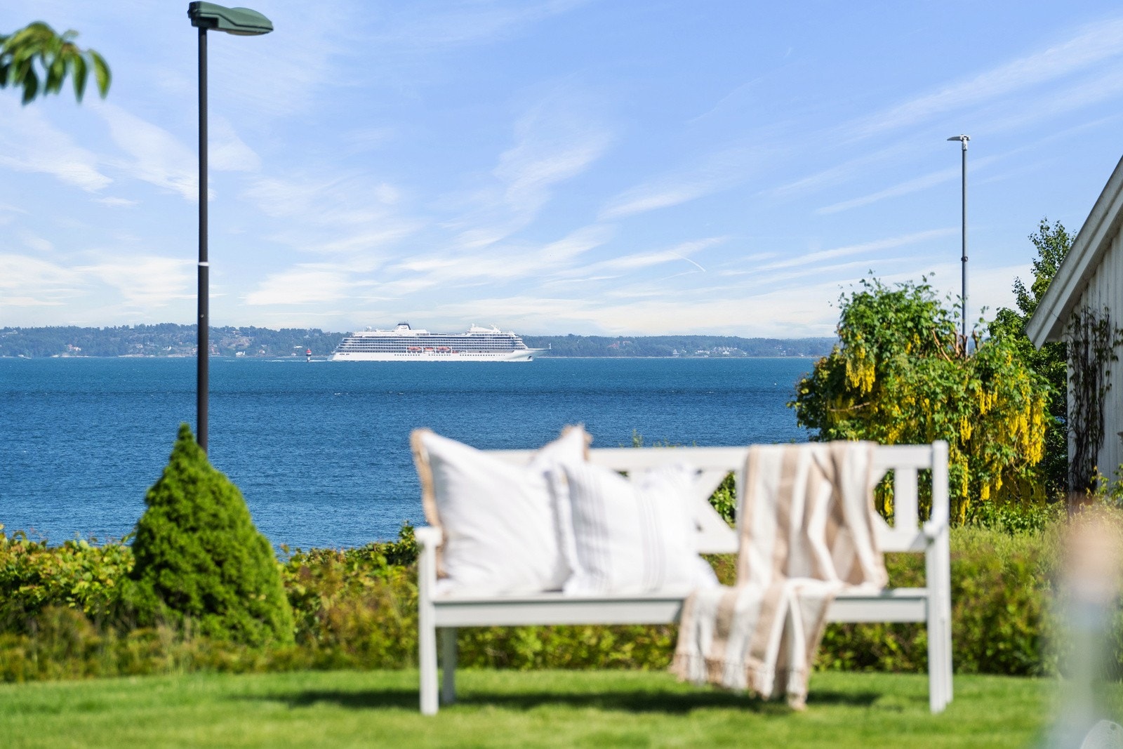 Eiendommen ligger flott til med nydelig sjøutsikt i 2.rekke fra sjøen Galleribilde