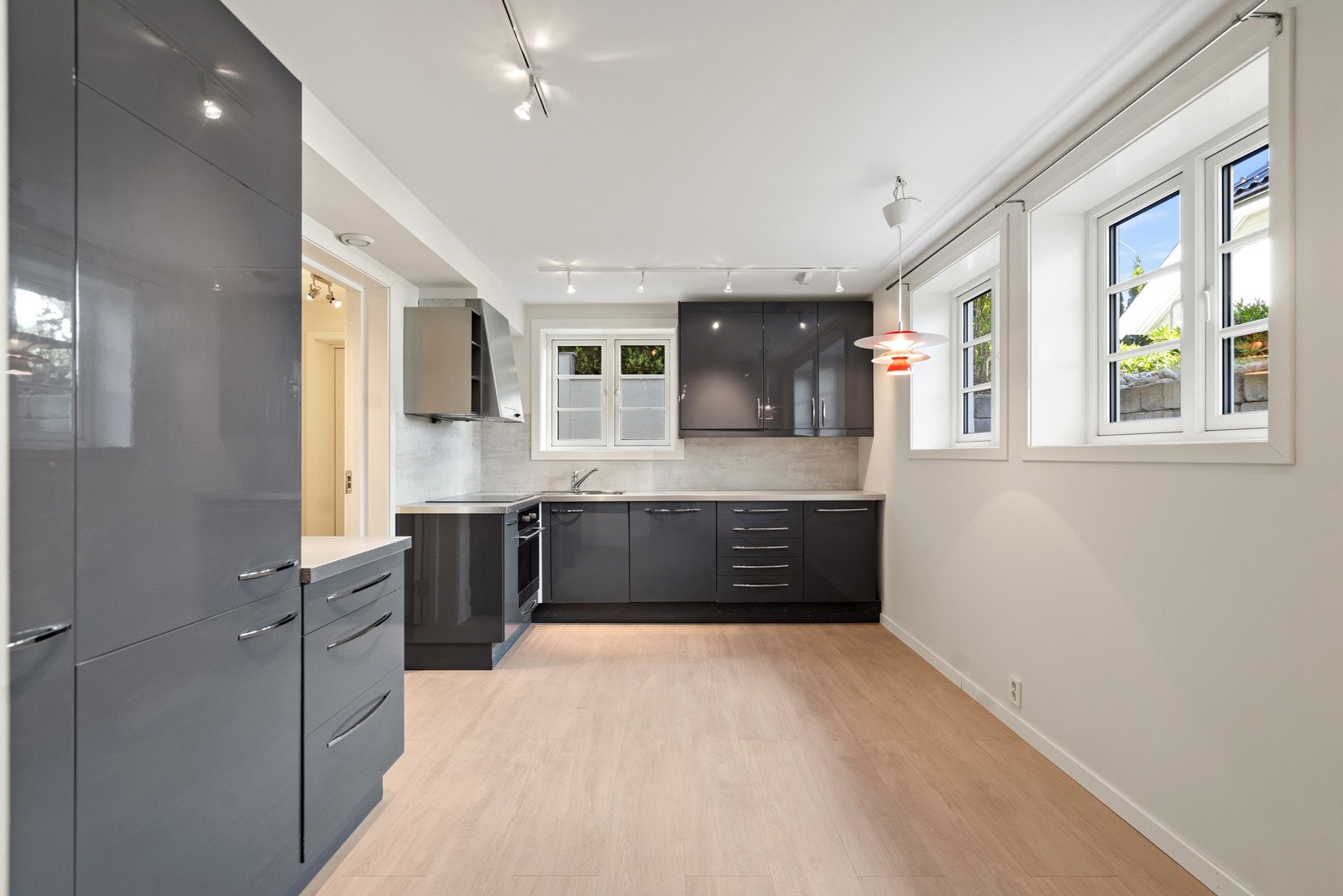 Flott kjøkkeninnredning og plass til spisebord. Flere vinduer sørger for godt med naturlig lys. Galleribilde