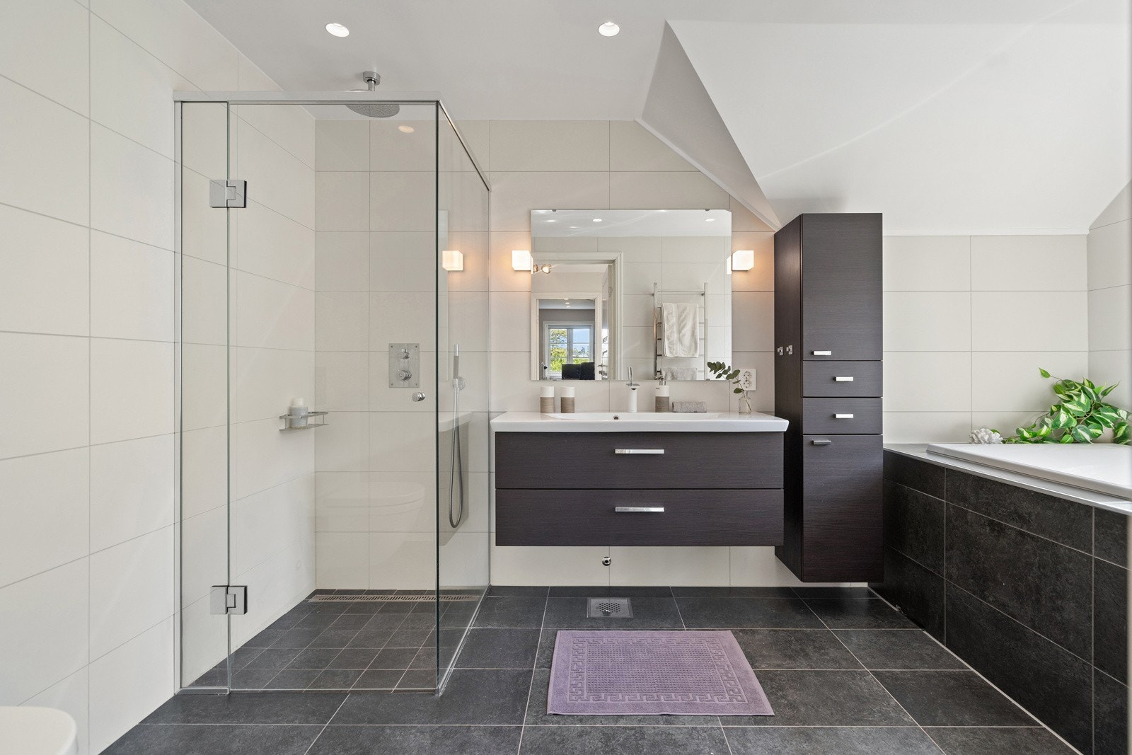 Stort, lekkert familiebad med integrert takdusj og badekar Galleribilde