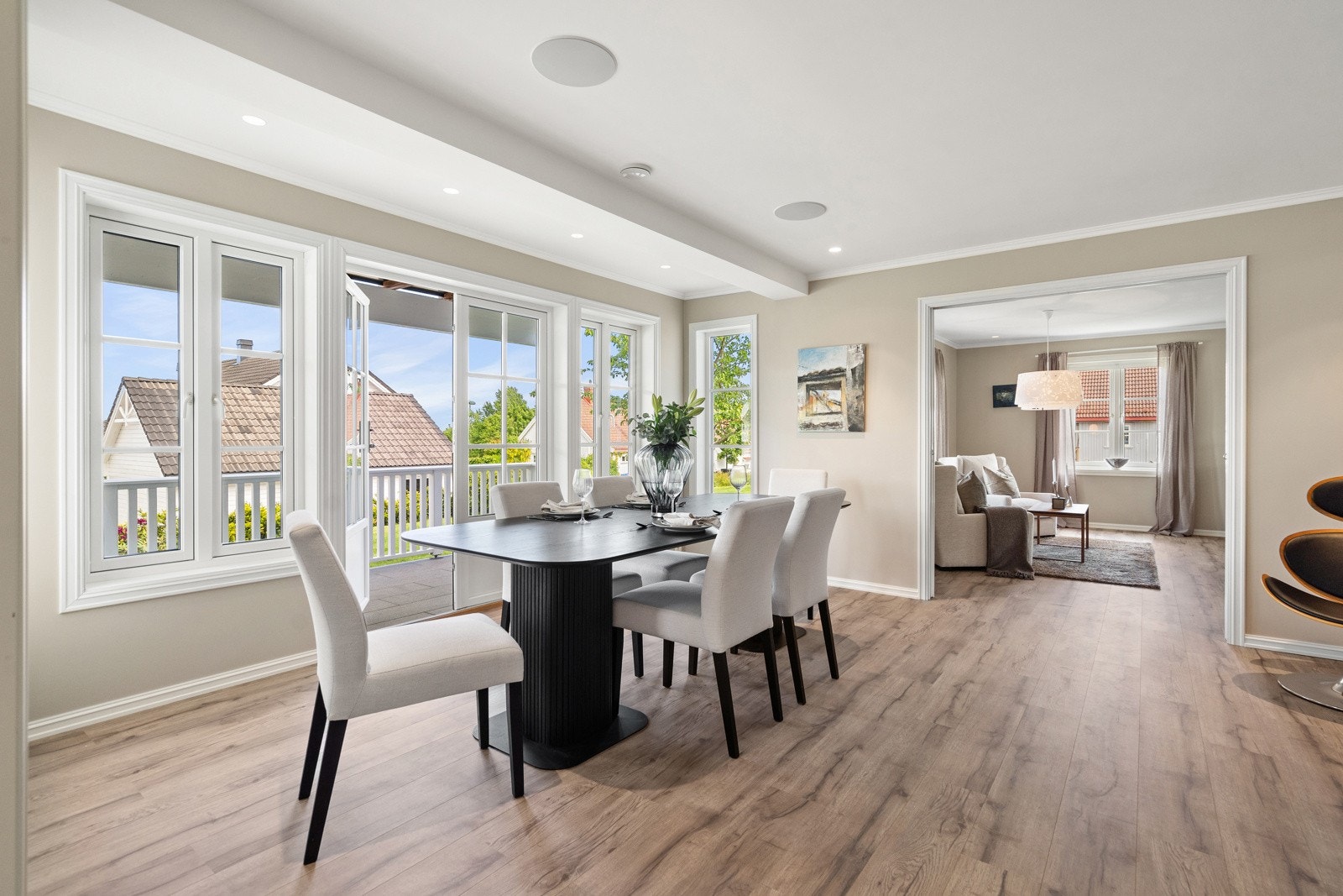 Videre innover i spisestua (merk vannbåren varme i alle gulv) med flott utsyn og utsikt Galleribilde