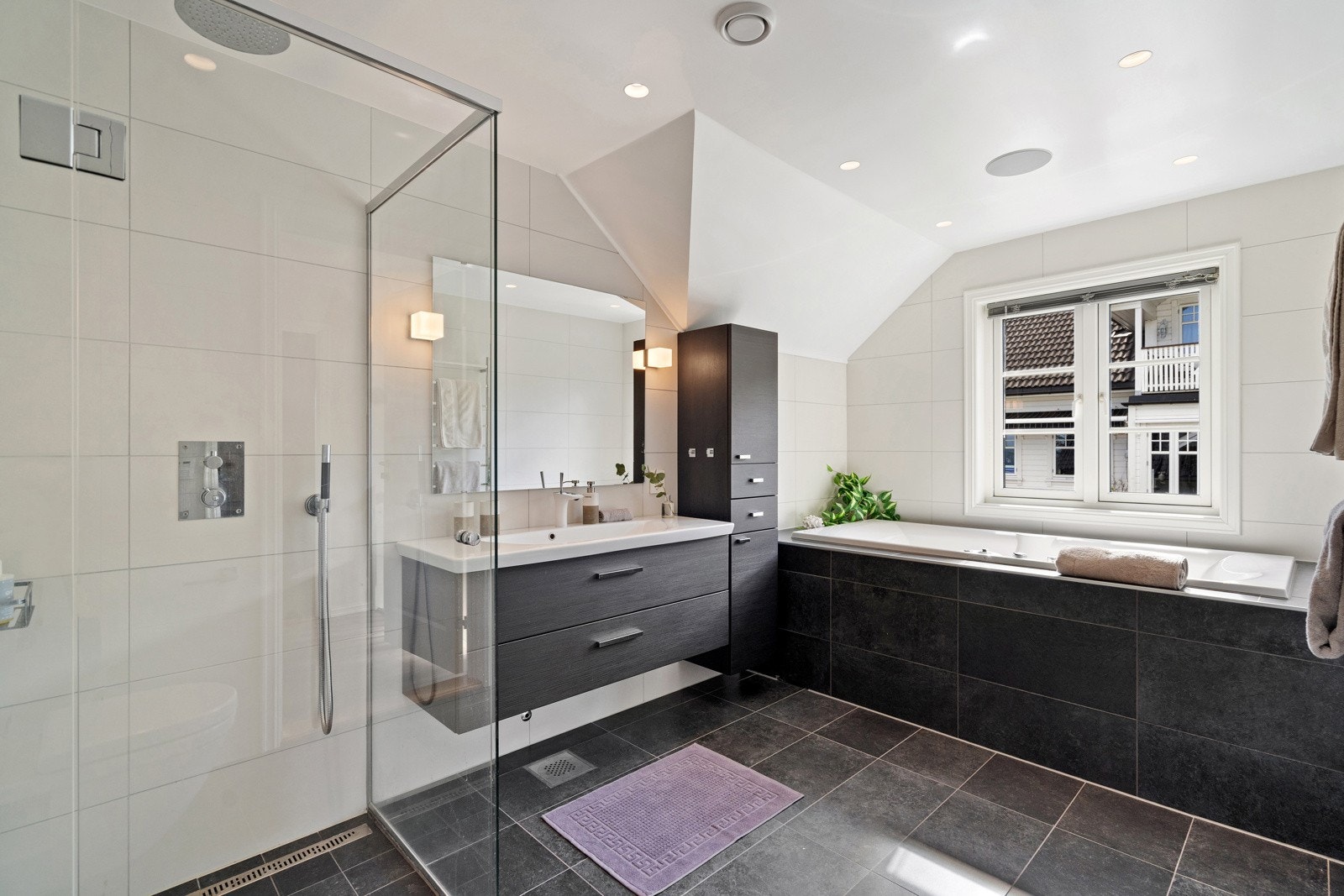 Stort, lekkert familiebad med integrert takdusj og badekar Galleribilde