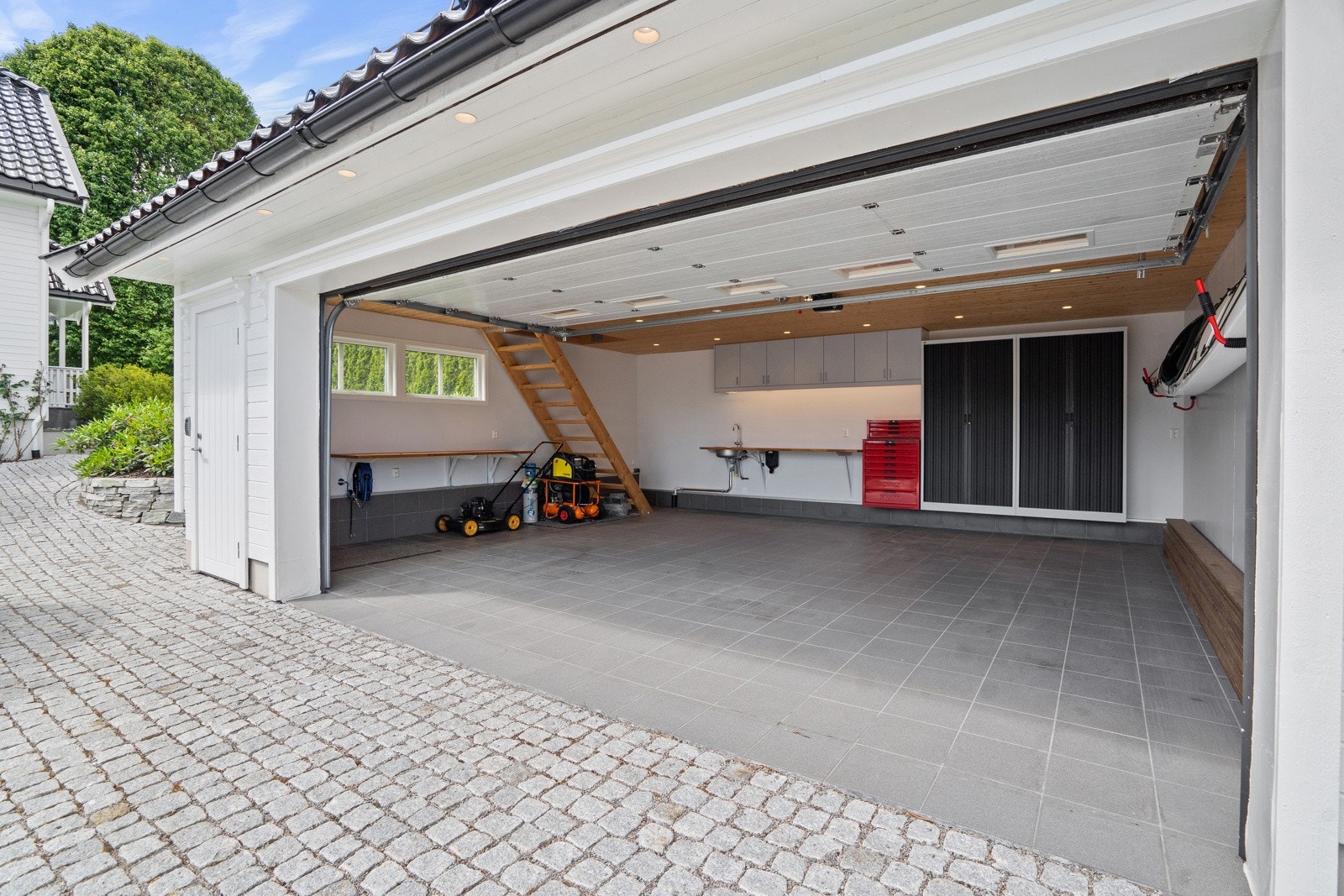 Garasjen er påkostet og er både isolert og har varme i gulvet. Innlagt kaldt/varmtvann, ladeboks, trykkluft, internett m.m. Galleribilde