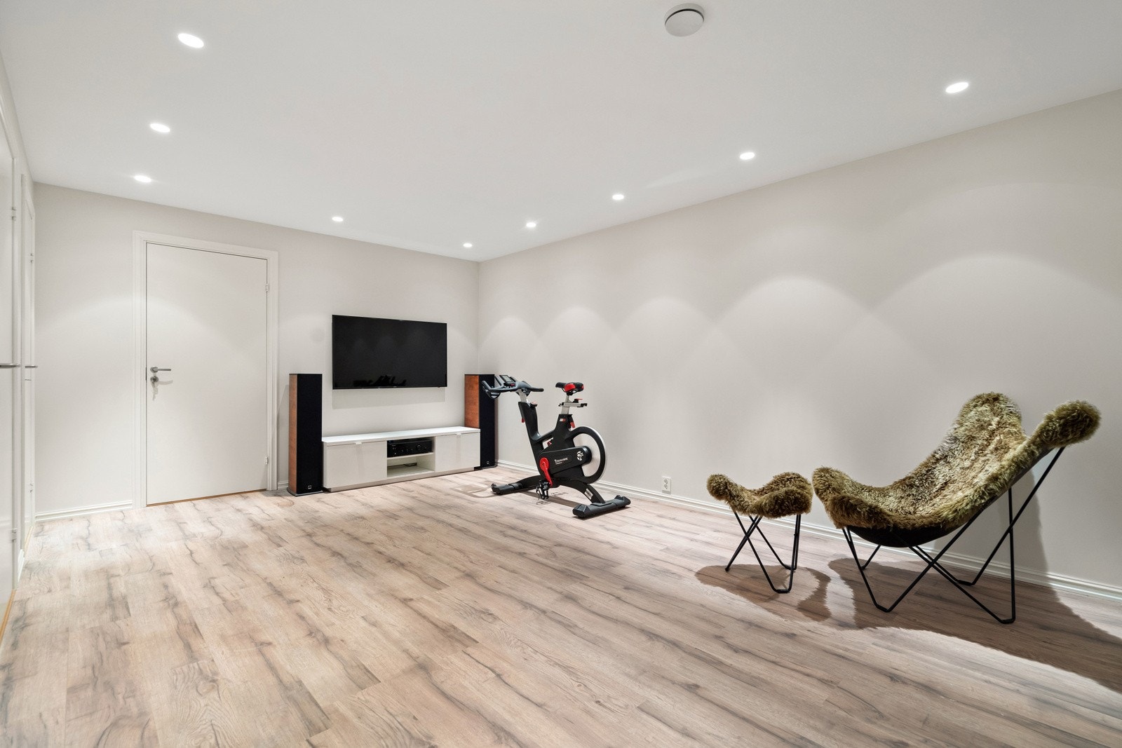 Kjellerstue i hoveddelen - dette rommet er opprinnelig kun godkjent som bod på tegninger Galleribilde