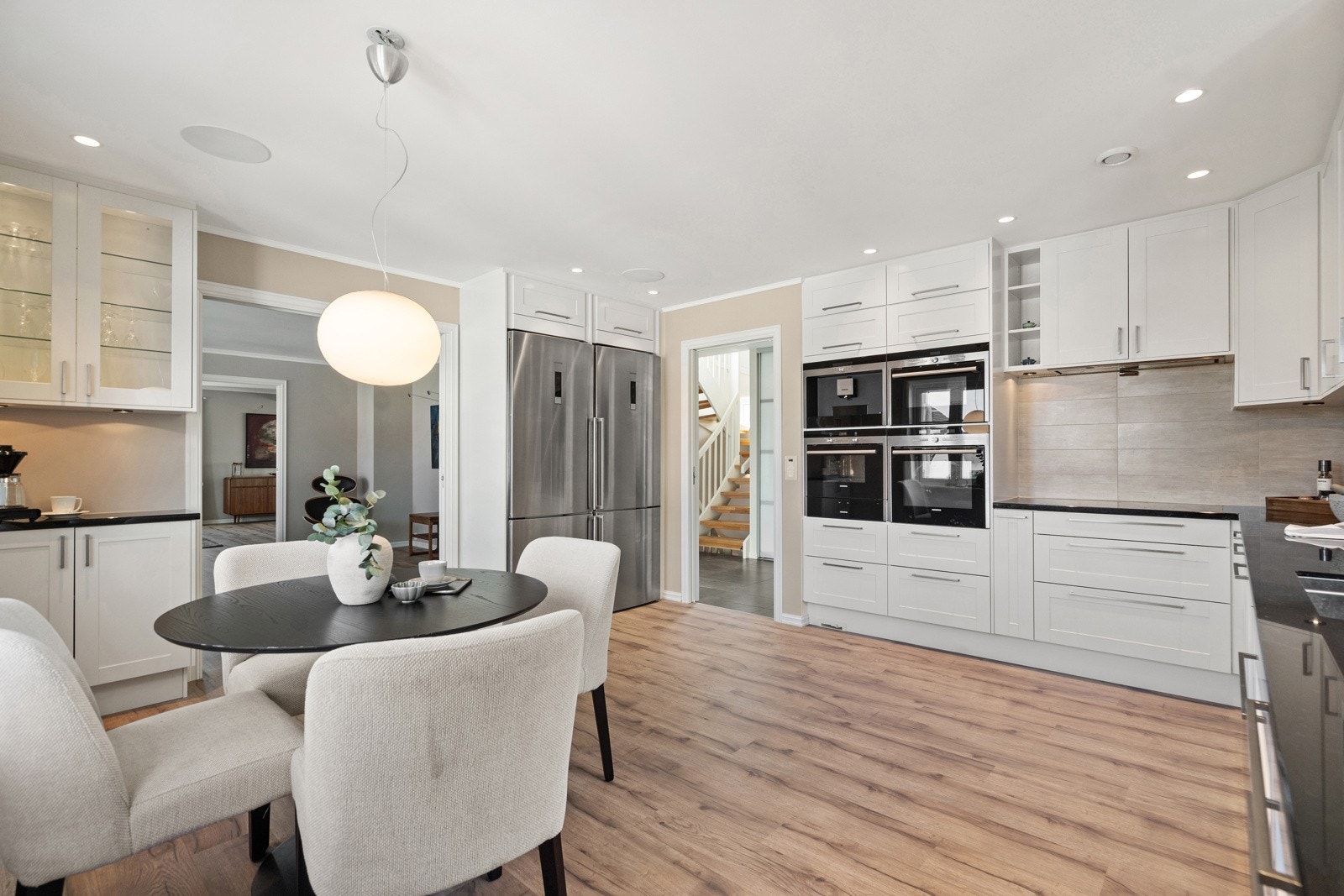 Lekkert, svært romslig kjøkken med stilren og flott innredning fra Marbodal Galleribilde