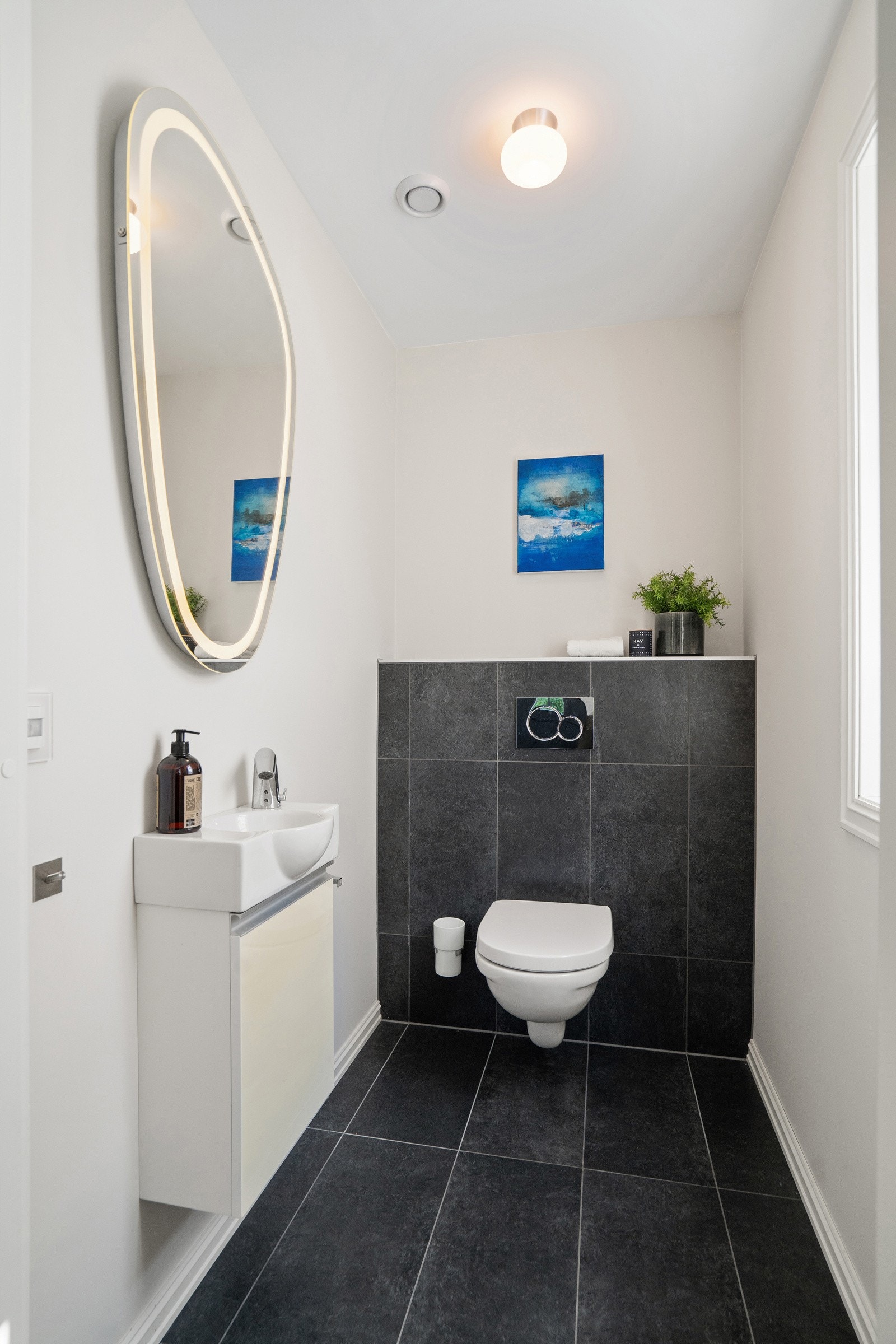 Separat toalettrom i hovedetasjen Galleribilde