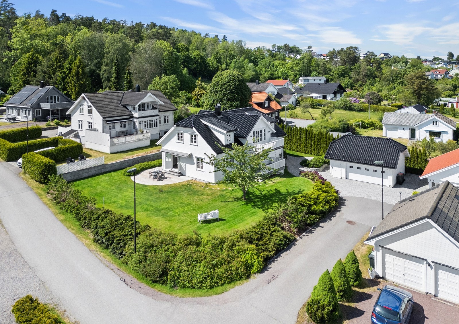 Pertentlig og meget velholdt eiendom med romslig hage og flott beliggenhet Galleribilde