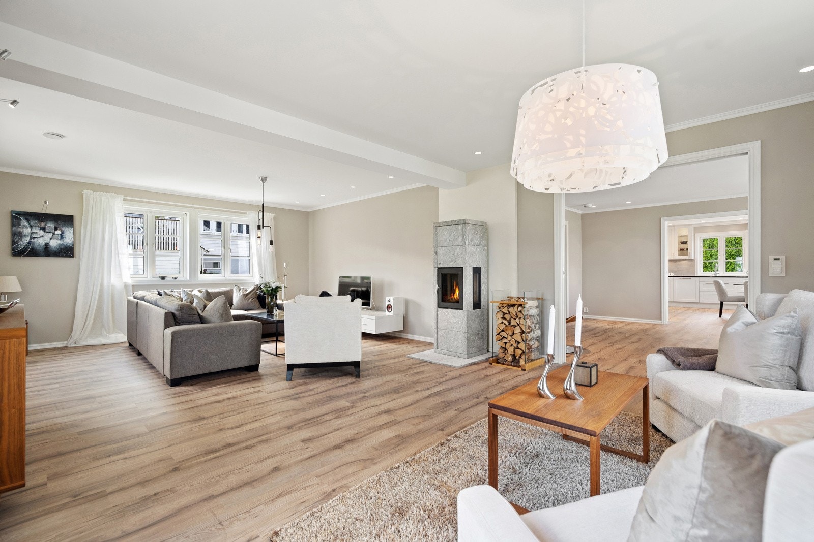 Stor, lettmøblert stue med enorm gulvplass. Galleribilde