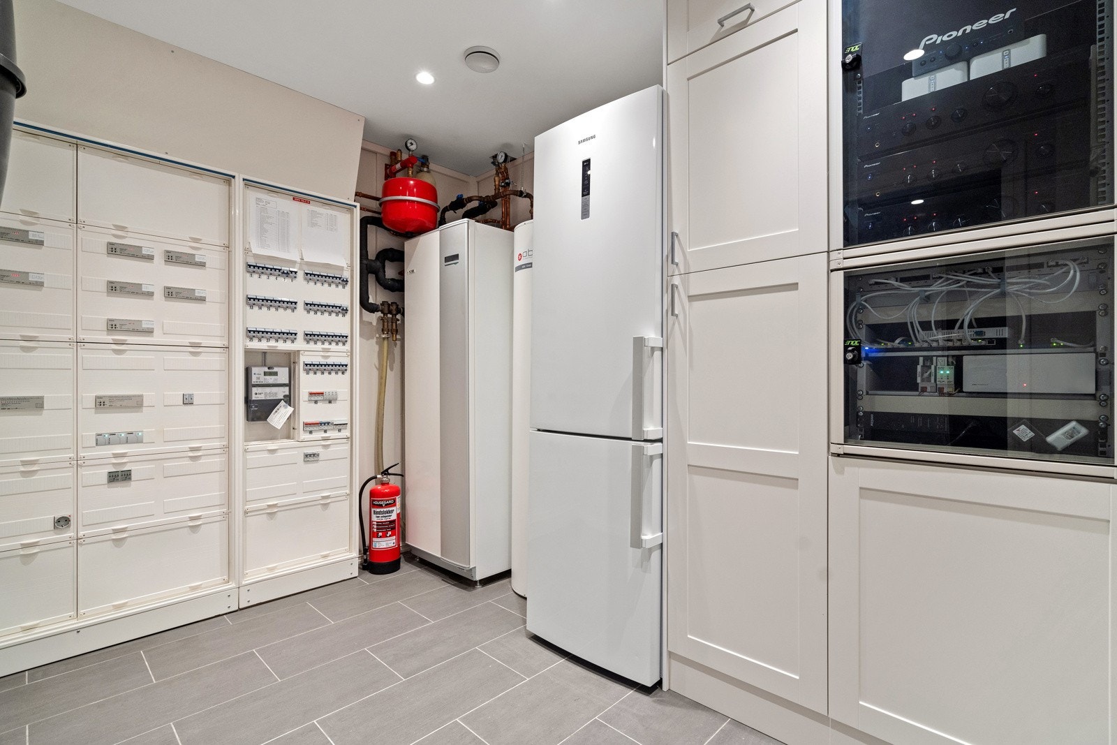 Stort teknisk rom i hoveddelen med ekstra kjøl/frys og skap for styring av lys/teknisk Galleribilde