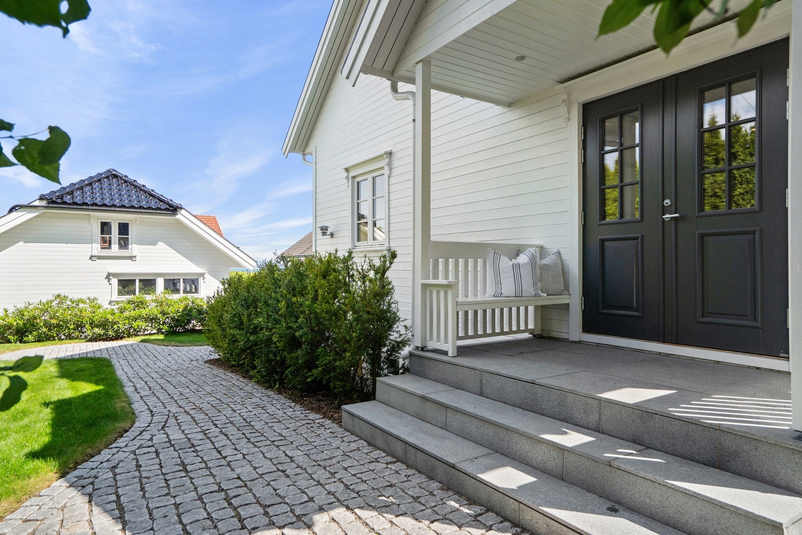 Flott inngangsparti med overbygg mot nord Galleribilde