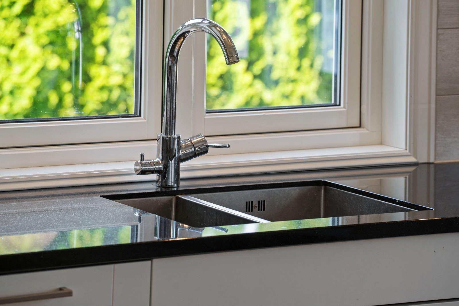 Steinplatene på kjøkkenet gir et ekstra godt og solid inntrykk Galleribilde