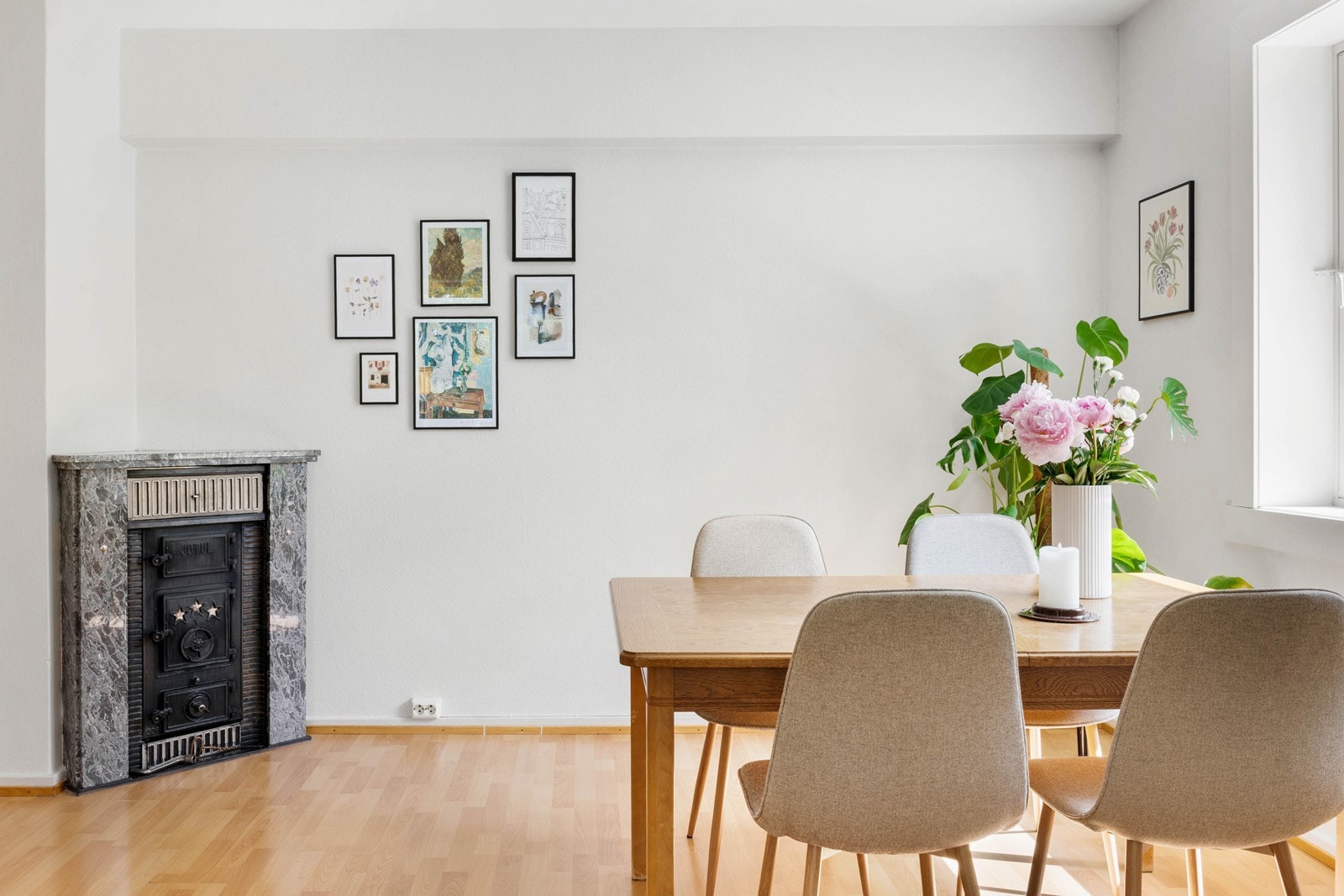 Meget praktisk vedovn i stuen Galleribilde