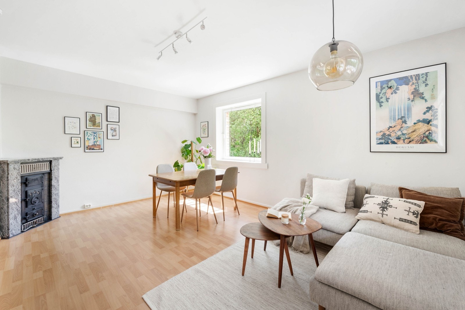God plass til stor sofaseksjon og spisebord Galleribilde