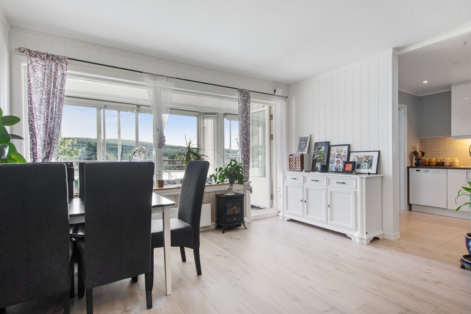 Fra stuen er det utgang til innglasset balkong med fin utsikt Galleribilde