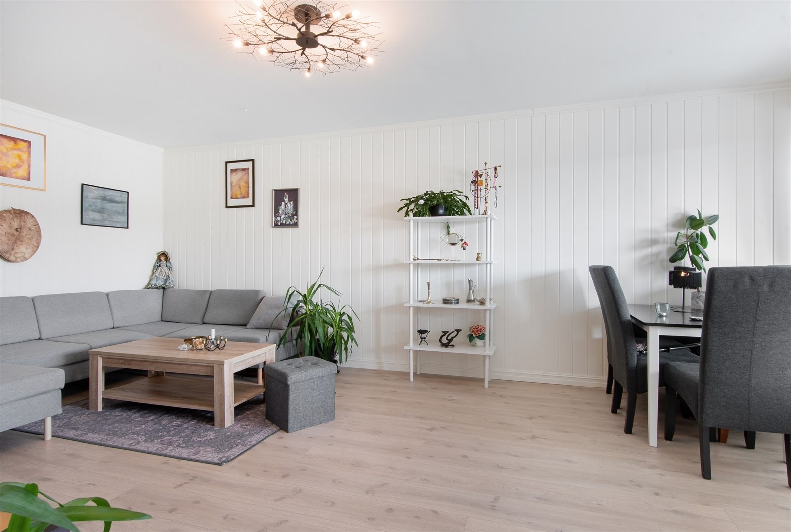 God plass til sofakrok og spisestue Galleribilde