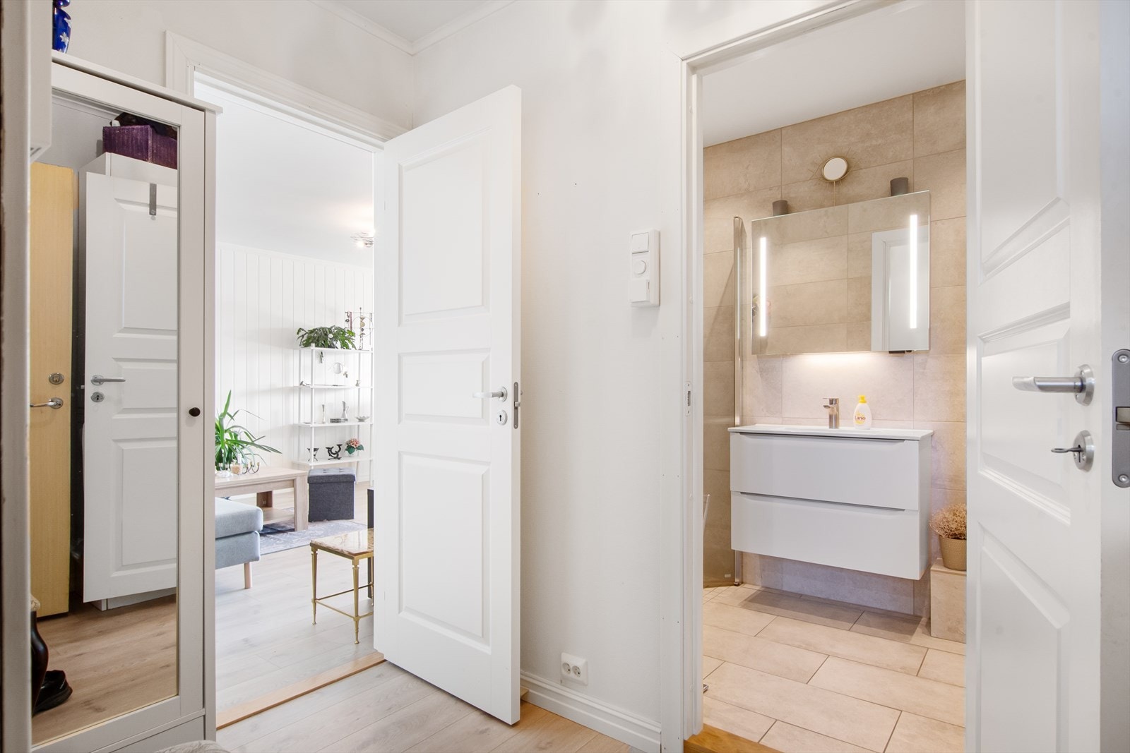 Fra gangen er det inngang til lekkert nyrenovert bad og lys pen stue Galleribilde