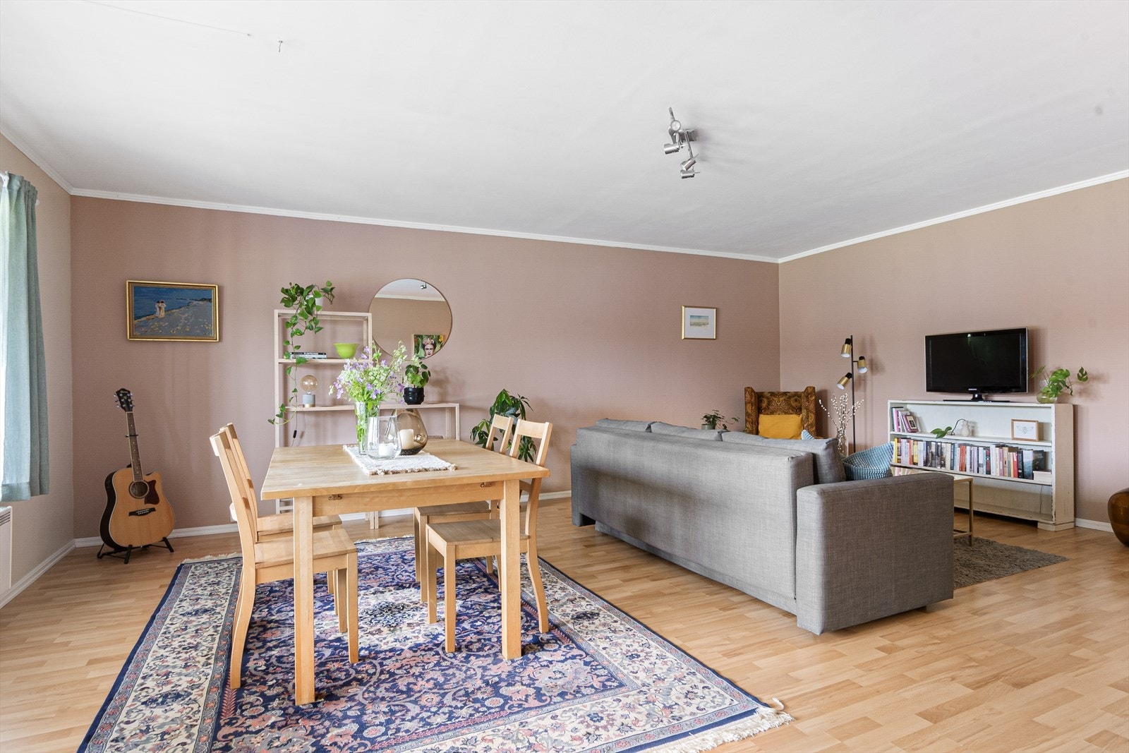 Stuen har plass til spisebord og en romslig TV-krok! Galleribilde