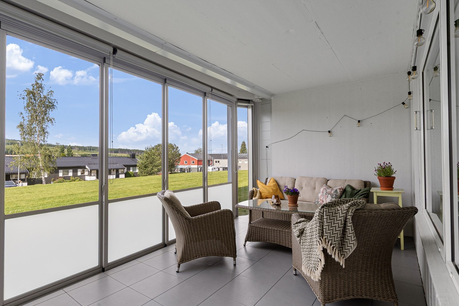 Romslig, lun og praktisk innglasset terrasse - et ekstra rom for store deler av året! Galleribilde