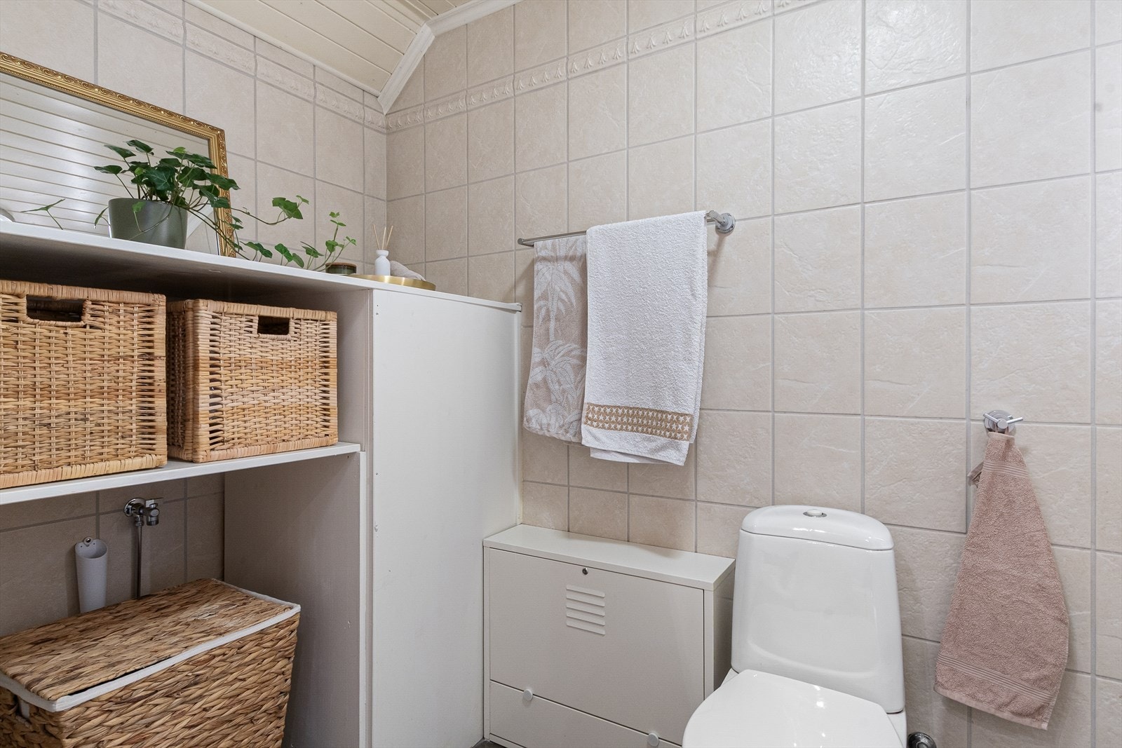 Lyst og pent flislagt bad fra 2009. Smart hylleløsning, opplegg for vaskemaskin og innbygget VV-bereder Galleribilde