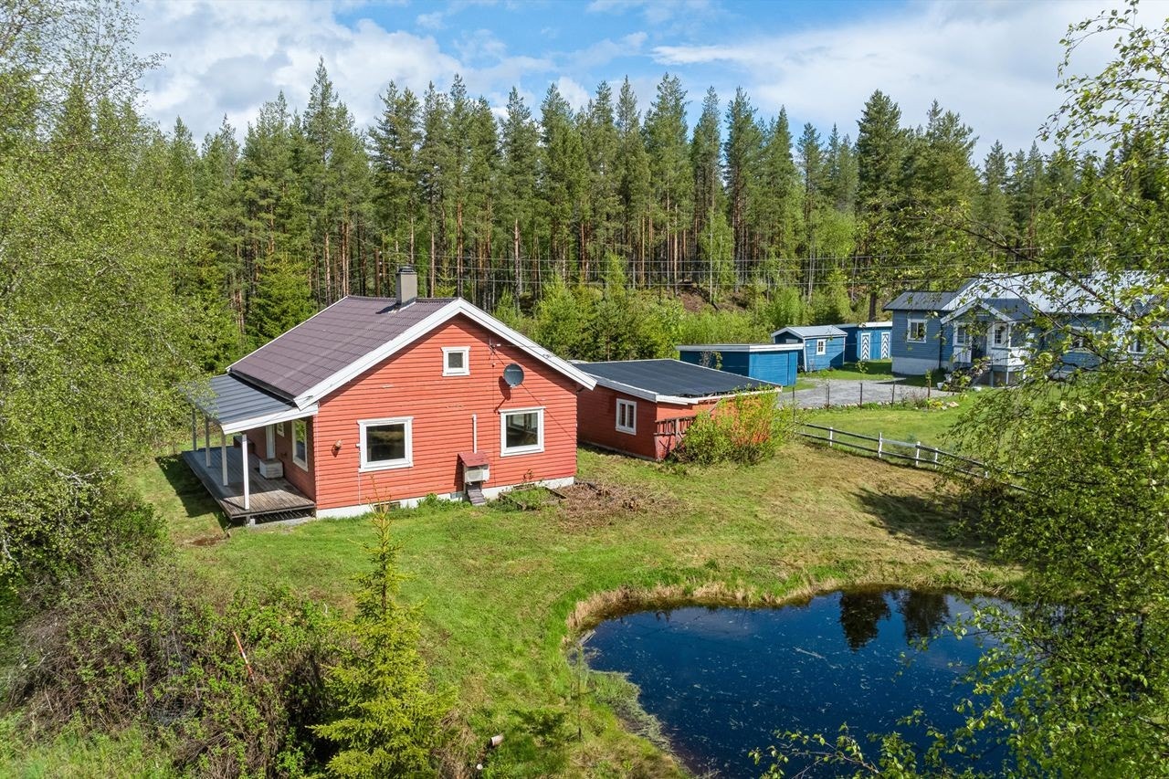 Uteområde med gode muligheter for lek, hagebruk og rolige dager i grønne omgivelser. Galleribilde