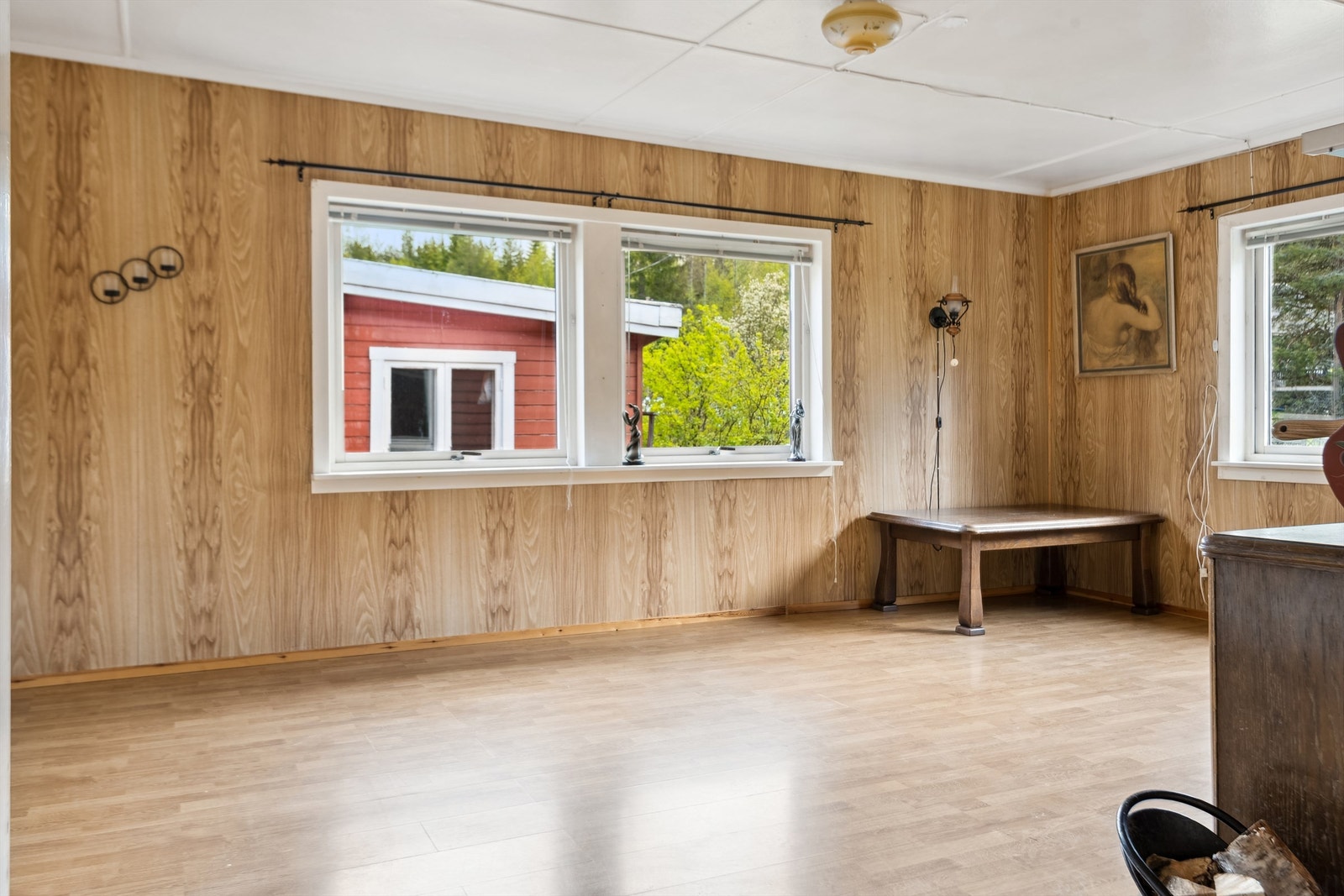 Store vindusflater i stuen gir godt med lys inn i rommet Galleribilde