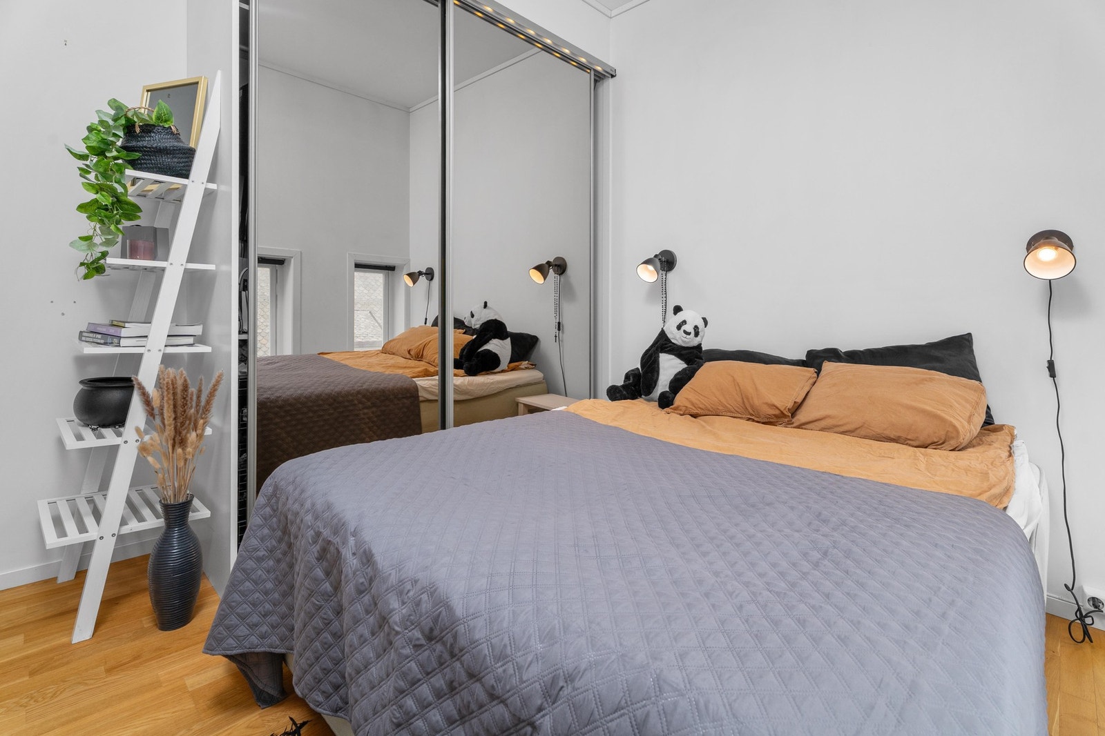Soverommet har god plass til dobbelt seng og mye skapplass i skyvedørs garderobe Galleribilde