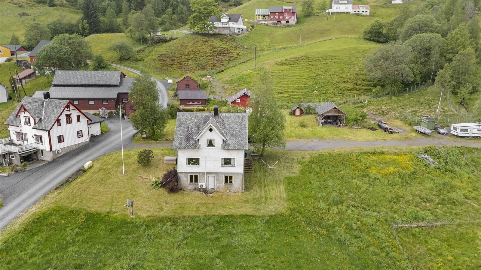 Våningshuset vart sett opp ca 1950 og har oppgraderingsbehov. Galleribilde