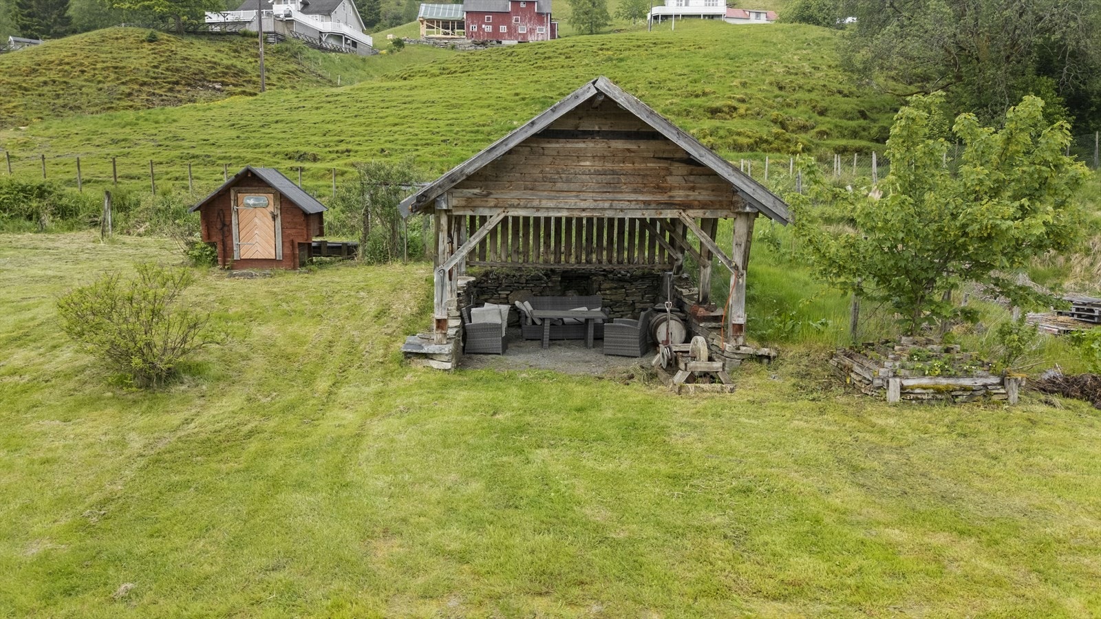 Grindhus som vert nytta som garasje. Galleribilde