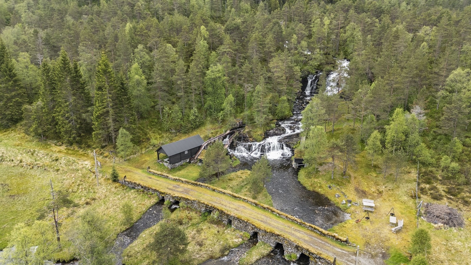 Som eigar av landbruket har ein jaktrett i jaktlag. Bruket har fellingskvote som utgjer om lag 4 dyr pr år. Galleribilde