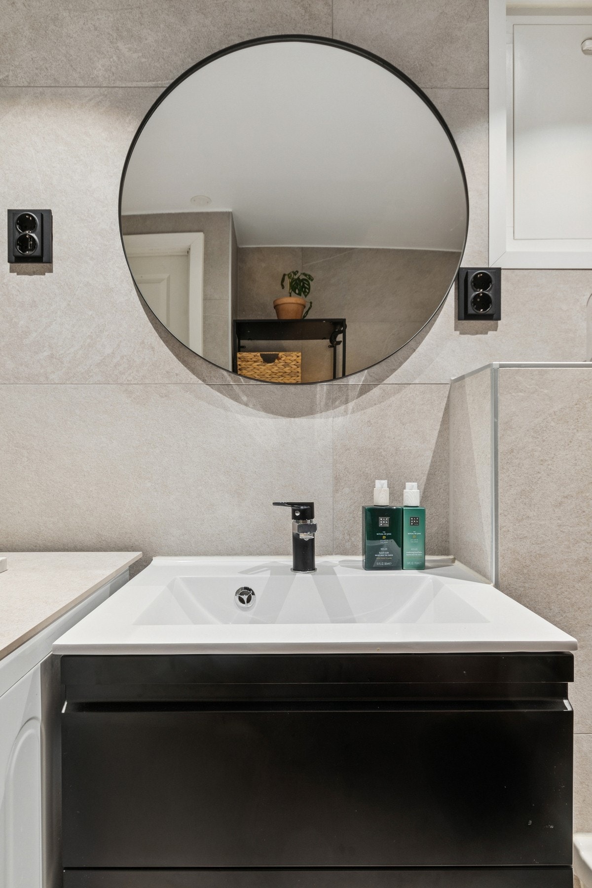 Stilrent og delikat bad oppusset i 2021. Flislagt gulv og vegger med 60x60 flis og varmekabler i gulv. Galleribilde