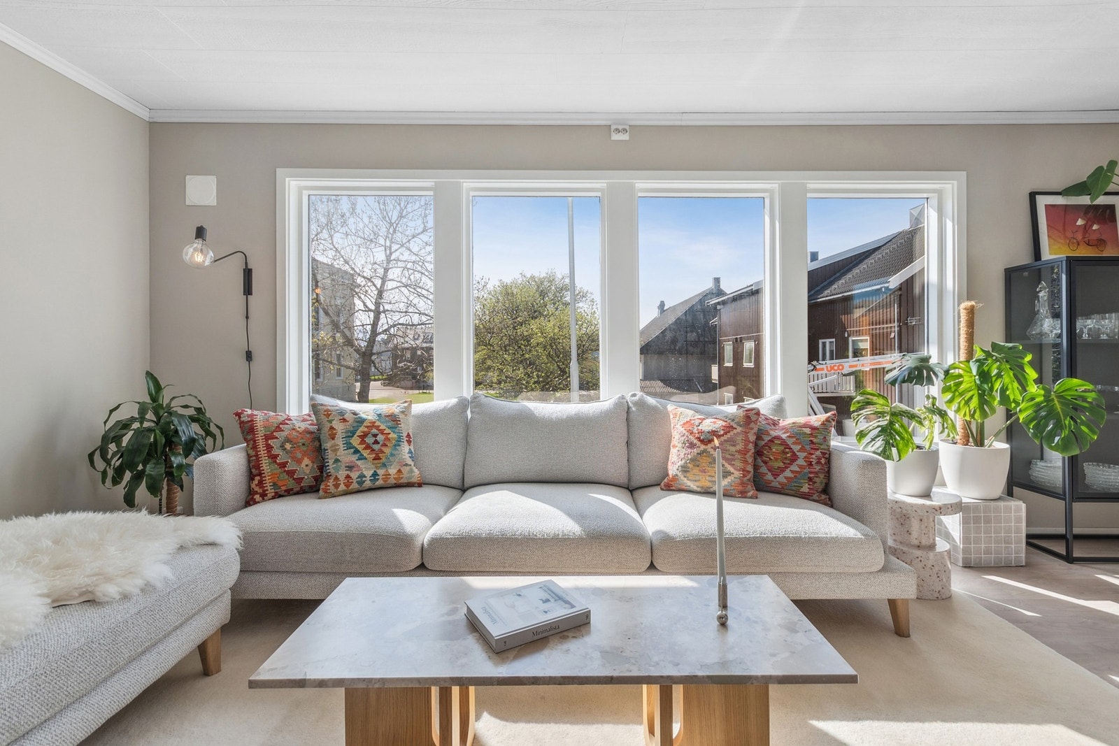 Lys og innbydende stue med herlig naturlig lysinnslipp fra store vindusflater. Galleribilde