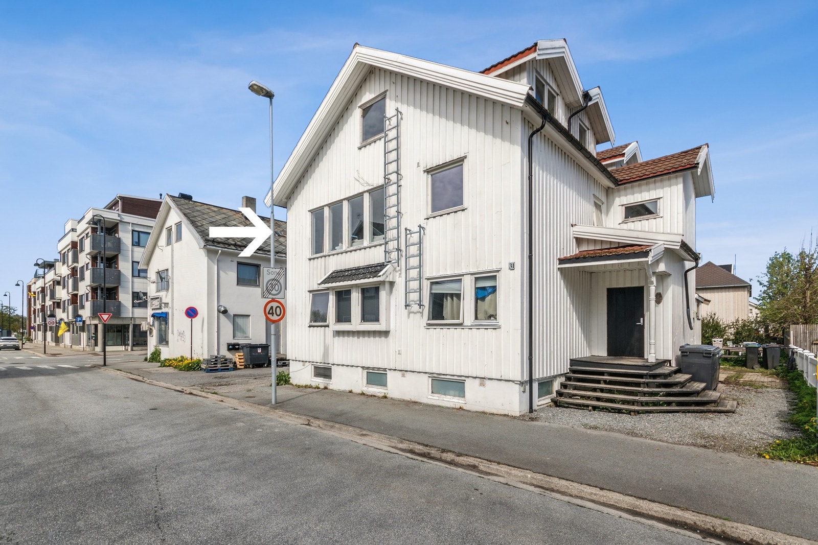 Leiligheten ligger i 2. etasje, og består av entré, to soverom, stue/kjøkken og bad. Galleribilde