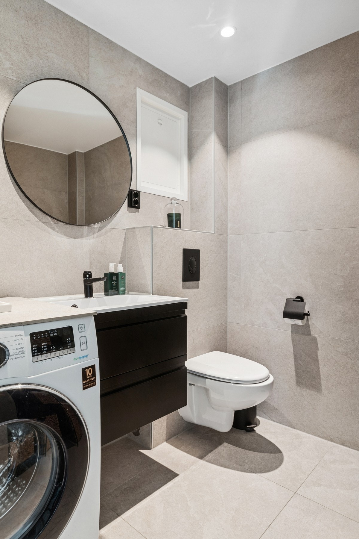 Vegghengt WC, dusjnisje, servantseksjon og opplegg for vaskemaskin. Galleribilde