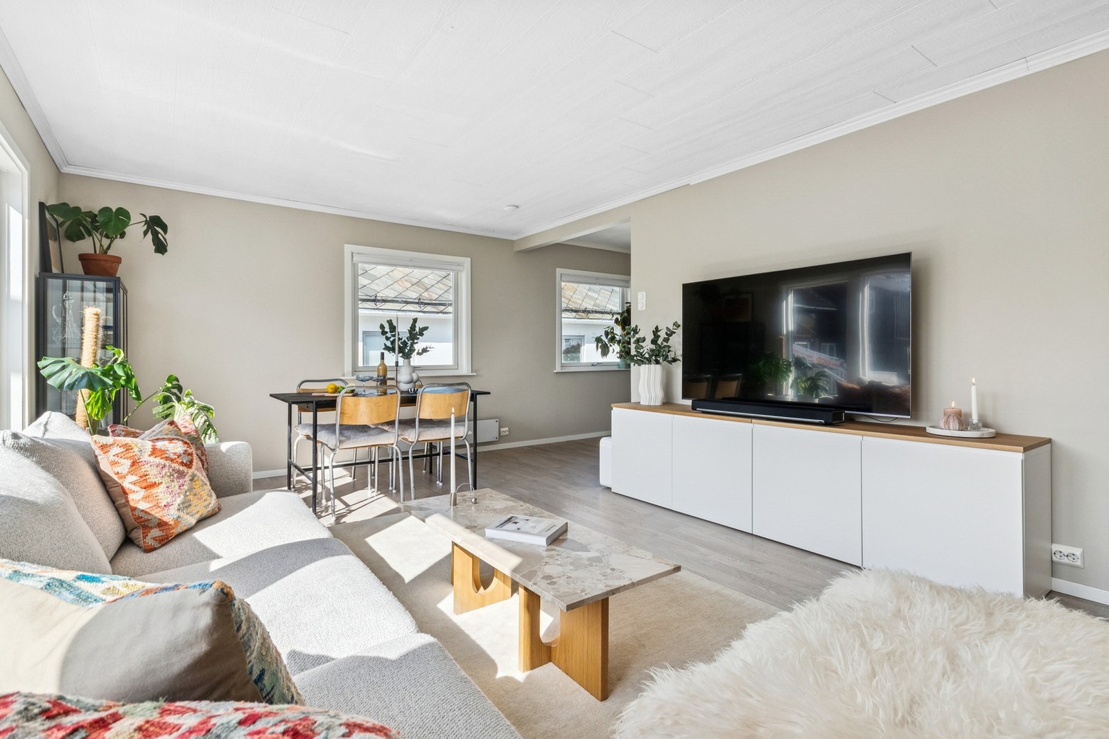 God planløsning gir naturlige soner for hhv. sofagruppe og spisegruppe Galleribilde