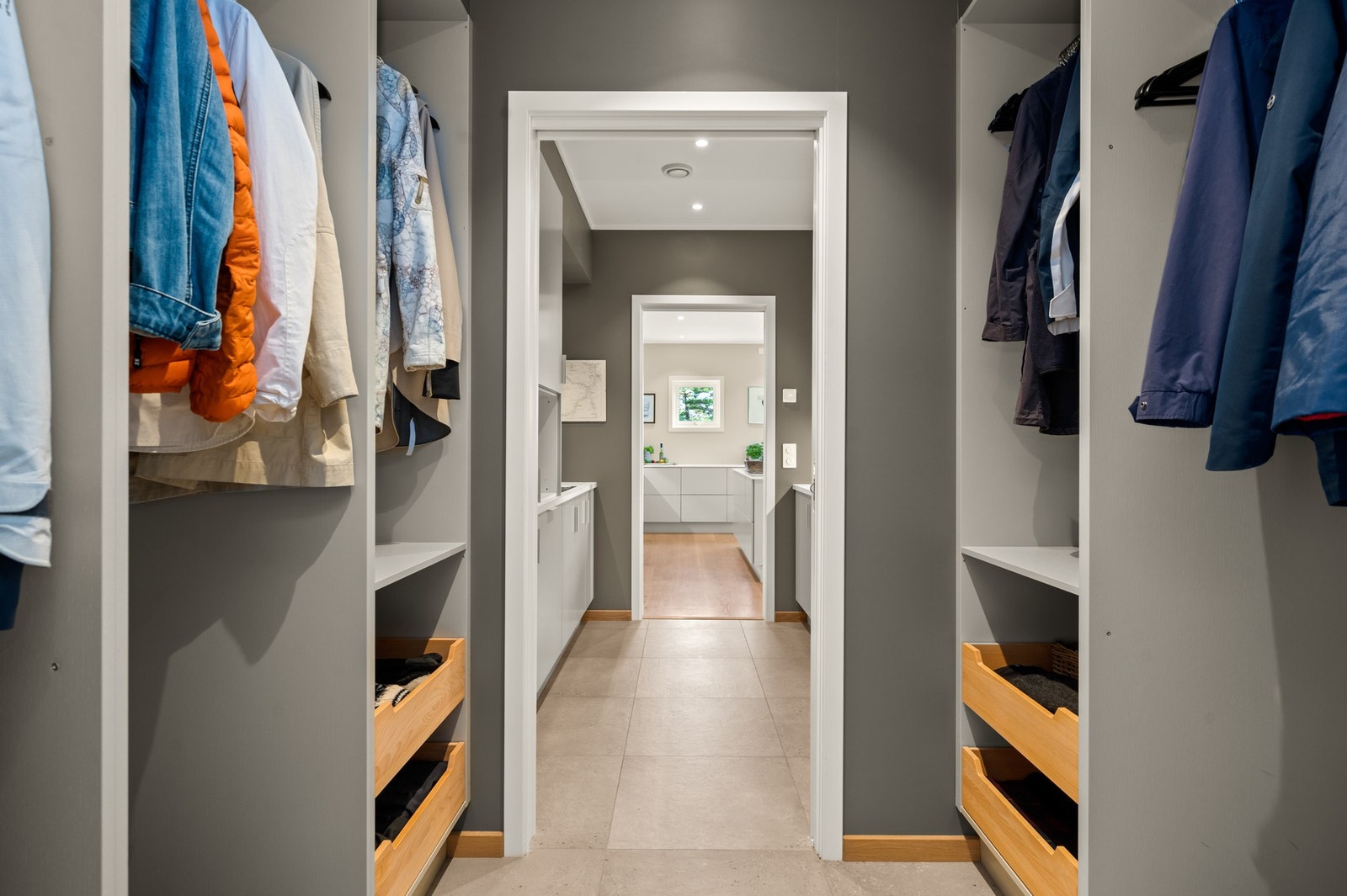 Garderobeløsninger i 1.etasje Galleribilde