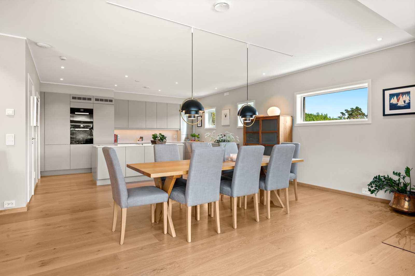 Det er god plass til spisebord mellom stue og kjøkken Galleribilde