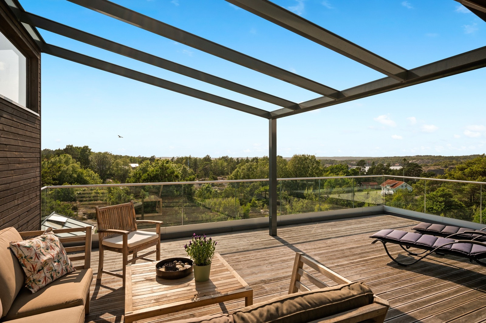 Fra veranda/takterrasse. Stor markise over Galleribilde