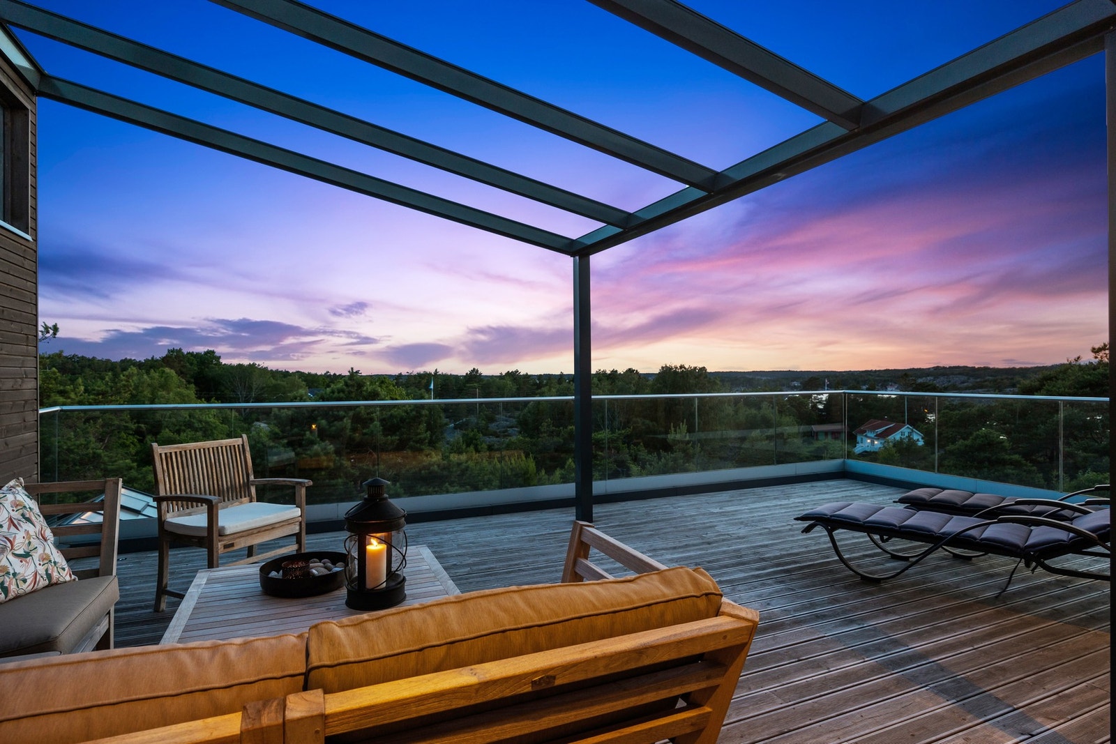 Fra verandaen i andre etasje har man også noe sjøutsikt Galleribilde