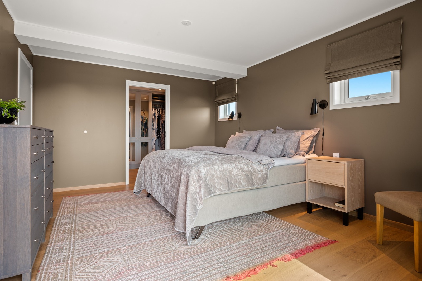 Det er walk-in garderobe til soverommet Galleribilde