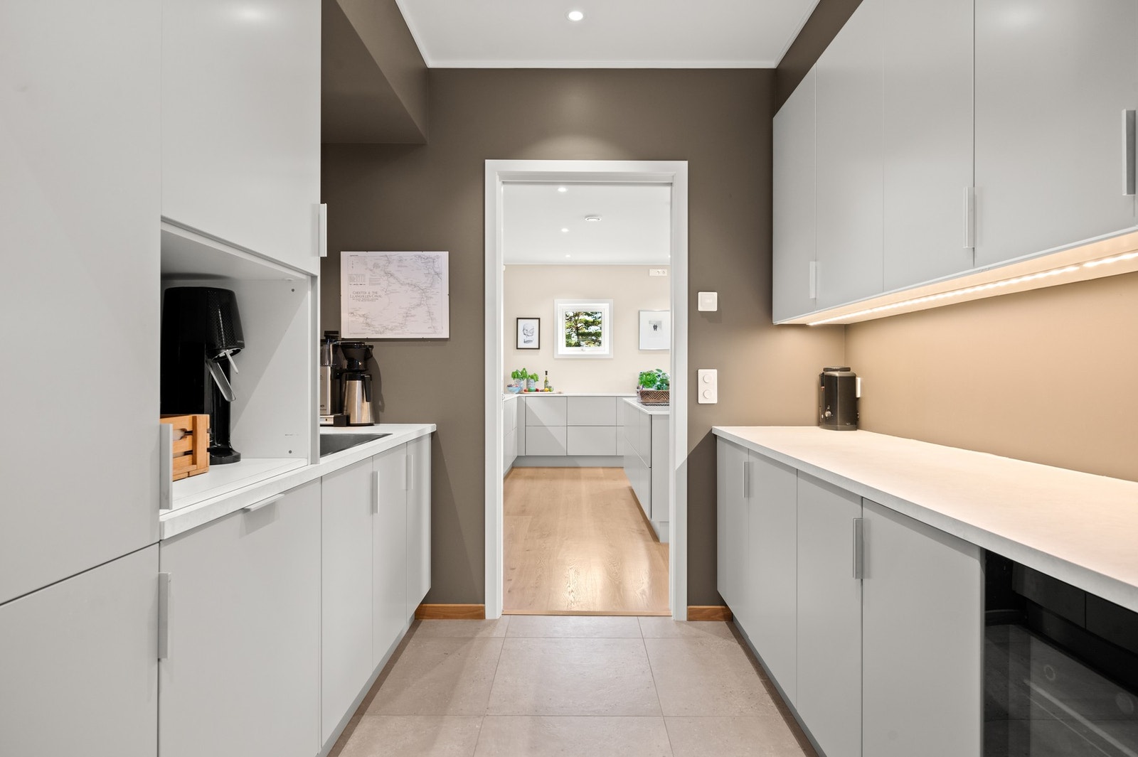 Grovkjøkken ligger praktisk plassert rett bak kjøkkenet, vider når man ut i hall og andre rom Galleribilde