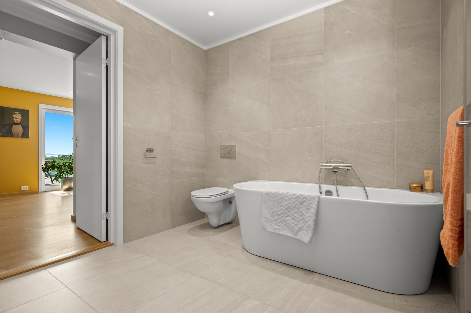 Utstyrt med innredninger, dusjnisje, badekar og wc Galleribilde