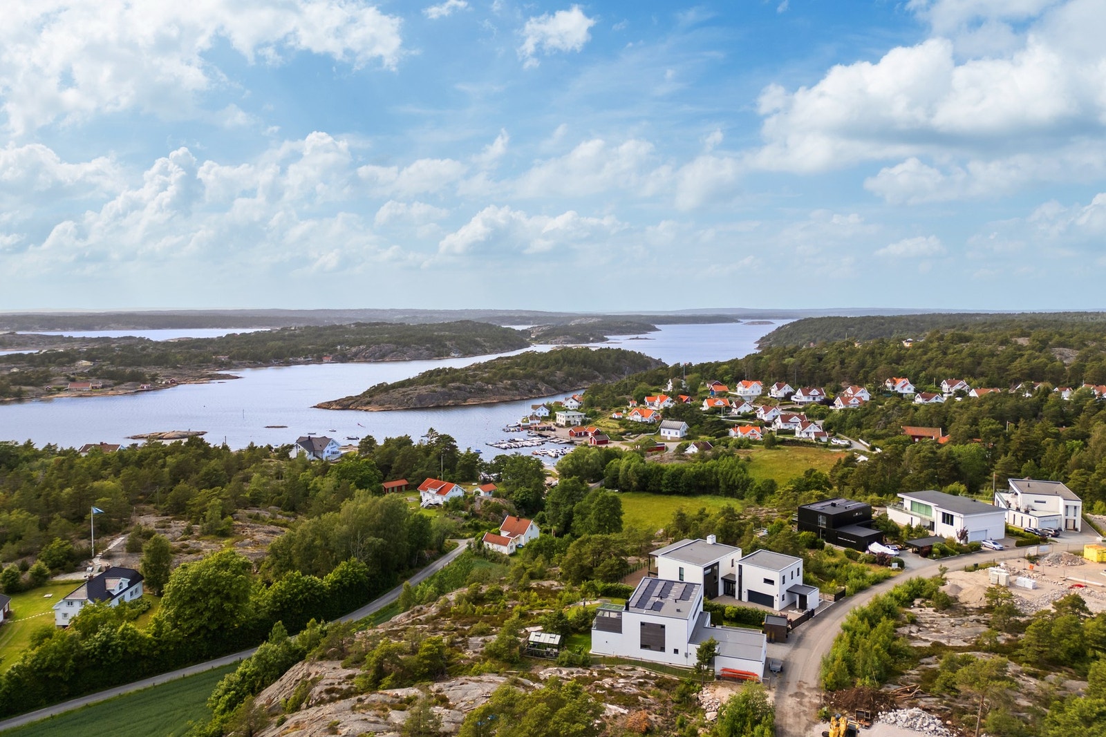 Nærområdet er fredelig og naturnært, med vakre turstier og skogsområder rett utenfor døren. Bare et par minutters gange unna finner du Bølingshavn med båthavn, idylliske badeplasser og gode fiskemuligheter. Galleribilde