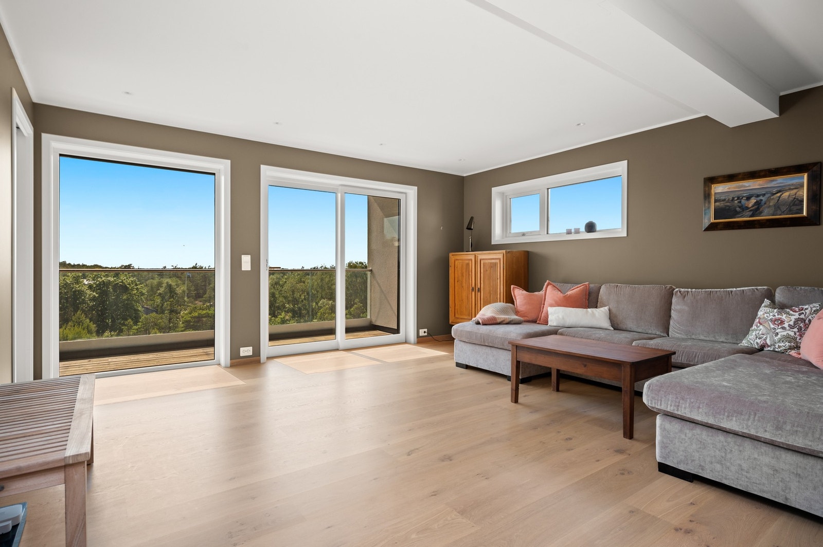 Det er to stuer i 2.etasje, soverommene ligger i bakkant Galleribilde