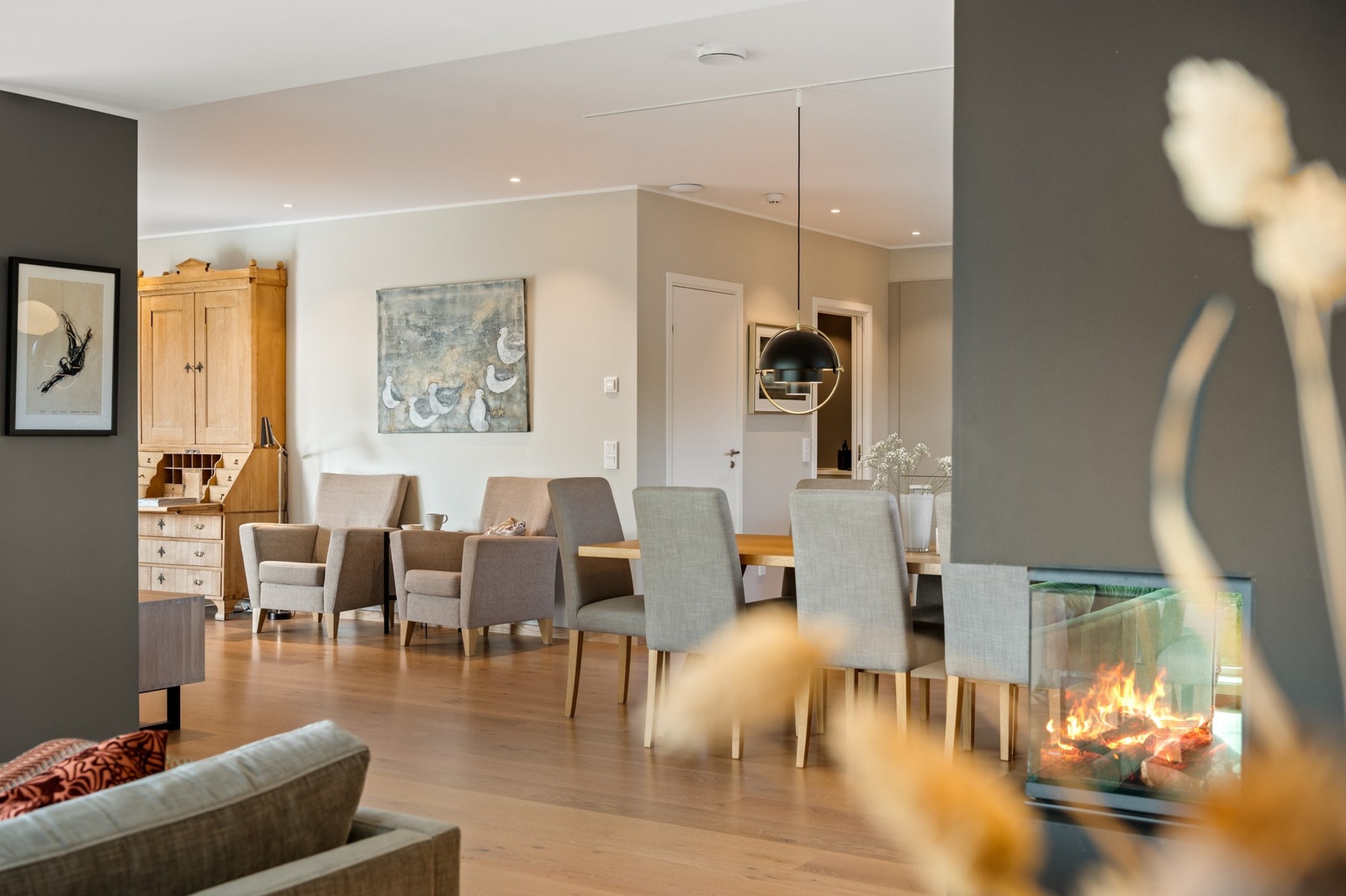 Rais peisovn deler rommet Galleribilde