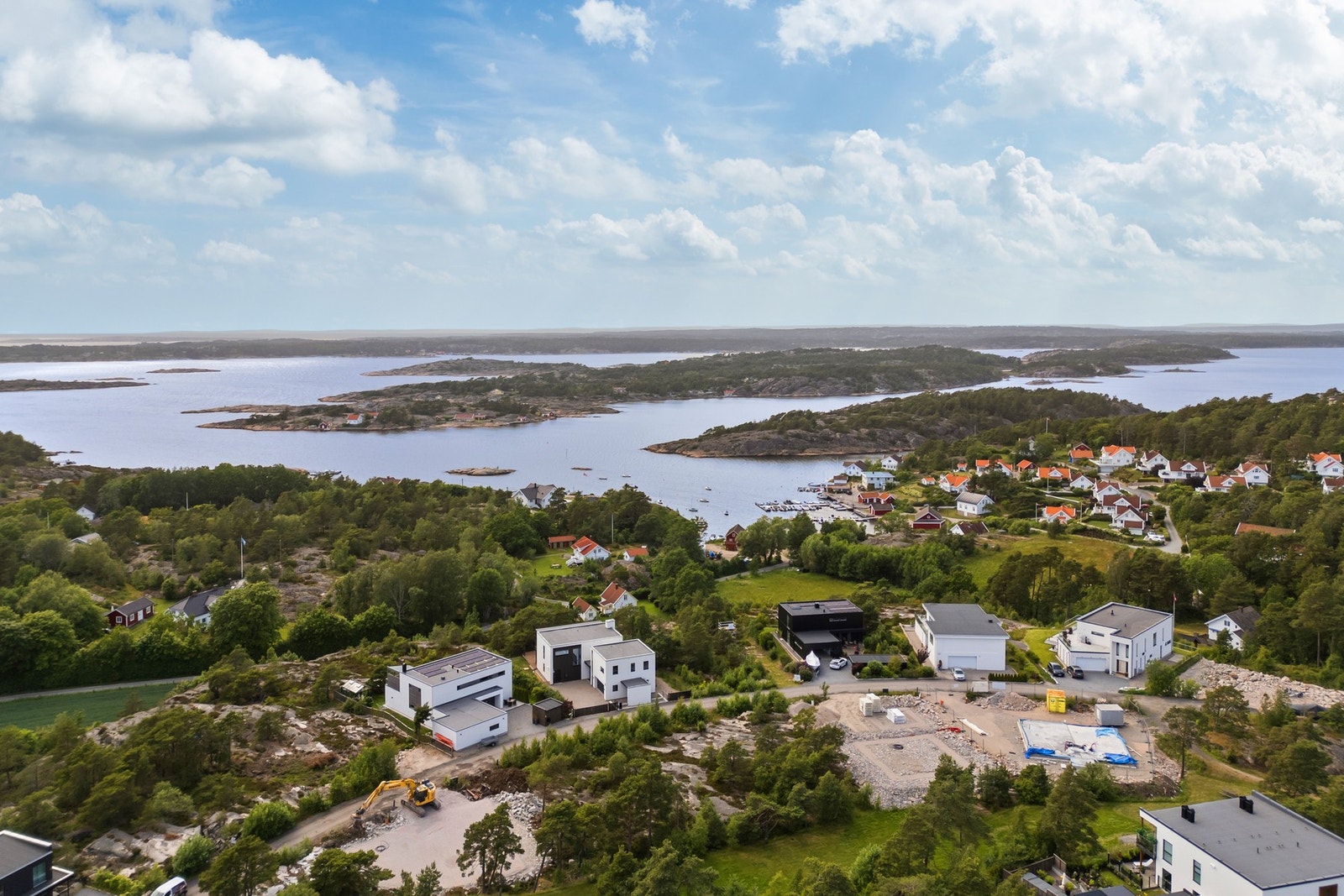 Eiendommen har en attraktiv og solrik beliggenhet høyt og fint i Bølingshavn på Hvaler Galleribilde